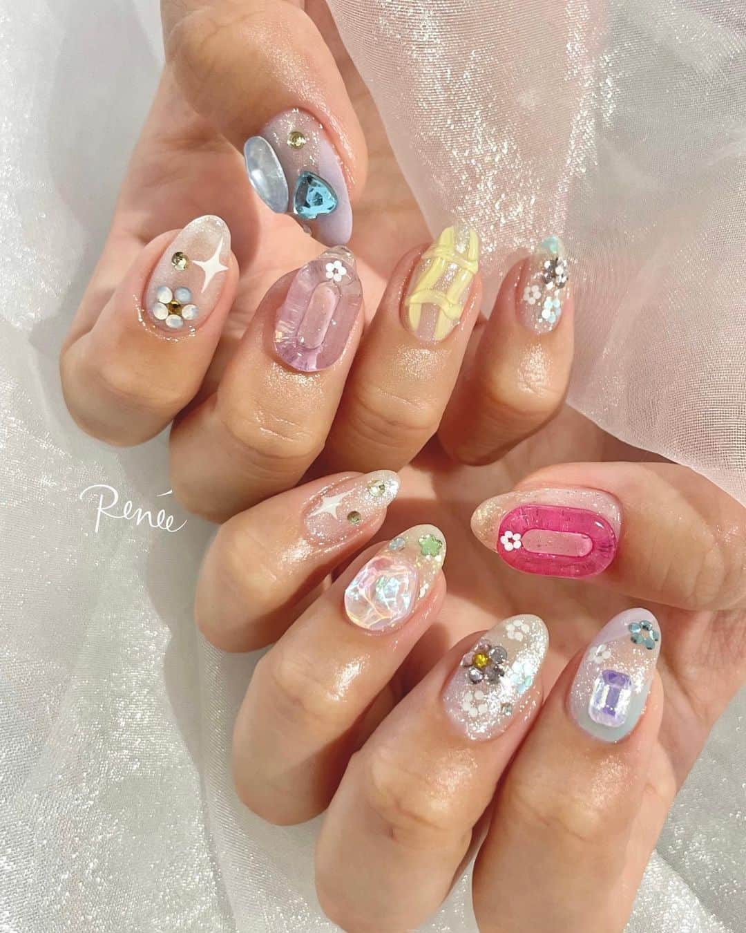 ネイルサロンレネのインスタグラム：「⁡ ⁡ Design by 藤田千晶　@renee_chiaki.0217  ⁡ ⁡ POPでCUTEなデザイン🩵💛🩷 ⁡ ネイルを見てるだけでウキウキしますねっ💗 ⁡ ⁡ Renée 梅田店 ⁡ 2023年1月18日(水) 📢拡張リニューアルオープン！📢 移転先→ 530-0027 大阪府大阪市北区堂山町1-2 R&Eビル3階 ⁡ ⁡ Renée公式LINE ───────  【@bos7903t】←※@から入力🔍 ⁡ メニューに迷った方やご相談は LINEにて受け付けております。 ⁡ リピート率95% TV.メディア出演 スタッフ全員資格保持者  カラー300種類以上 パーツ1000種類以上 雑誌掲載デザイン多数  ⁡ ▶︎▶︎▶︎初回クーポンご利用頂けます ￣￣￣￣￣￣￣￣￣￣￣￣￣￣￣￣ ご予約はプロフィールTOPのリンク内 URLをご利用下さい。 ⁡ ⁡ #nail#nails#gelnails#nailart#ネイル#ジェルネイル#美甲#네일#젤네일#nailsalonrenee#ネイルサロンレネ #大阪ネイルサロン#梅田ネイル#love#instagood #ポップネイル #トレンドネイル #韓国ネイル #パーツネイル #ビジューネイル #かわいいネイル」