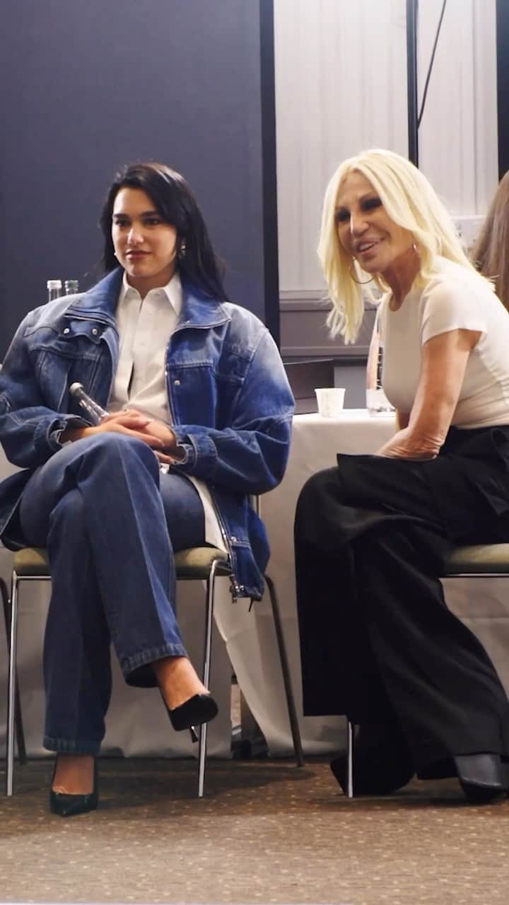 のインスタグラム：「It’s been only a few days since @donatella_versace and @DuaLipa presented their co-designed collection in Cannes, and we’re still thinking about the pink power suits, the Barbie bouffant hairdos, and the shiny metallic leathers and crystal embellishments. Now, we get to see how the collection came together, with a short documentary that captures the iconic duo’s creative process, from meeting in Los Angeles to go over sketches, shooting the campaign in Ibiza, and casting in Cannes the days before the show. Tap the link in bio to learn more, including which @Versace campaign the pop star referenced for her “New Rules” video, and which archival collections the duo pulled the collection’s butterflies and polka dots from.」