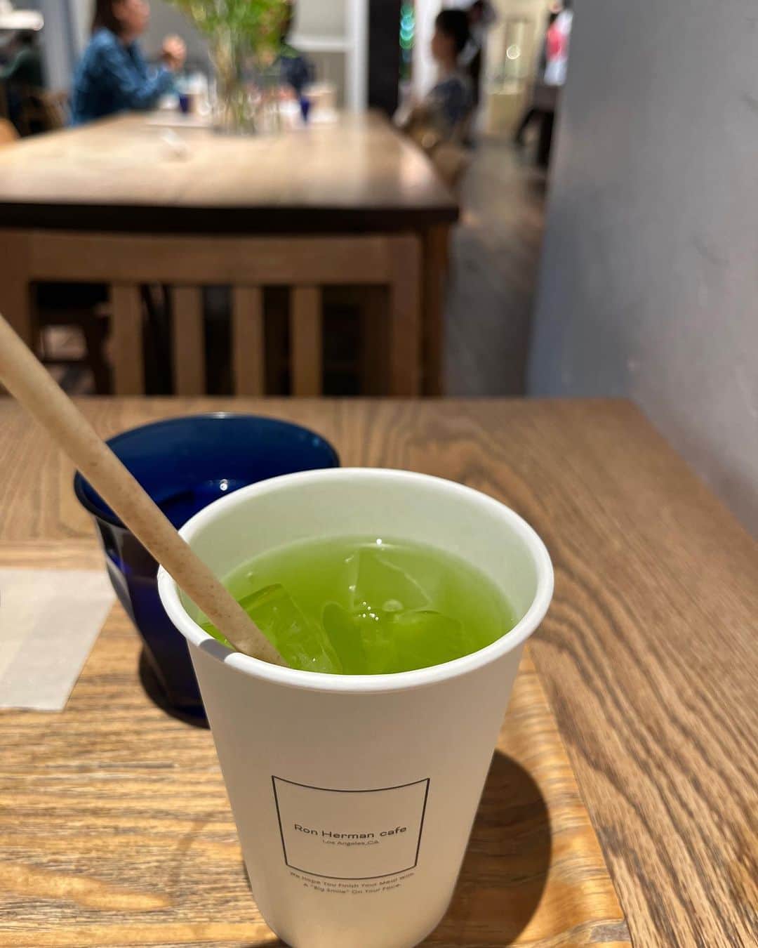 福田葉子さんのインスタグラム写真 - (福田葉子Instagram)「緑茶を置いているカフェ、好きです。なかなかないんですよね…迷わずオーダー。 千駄ヶ谷のロンハーマンカフェのそれは「水出しかぐわし茶」。静岡は牧之原産の、抹茶、緑茶、玄米茶のブレンドだそう。うまし。 ほっとひと息。 #greentea #cafe #teatime #tea #chill #ronhermancafe #love #yummy #foodie #お茶　#緑茶　#緑茶好き　#カフェ　#ロンハーマンカフェ　#おいしい」5月25日 23時47分 - yoyoyokoko