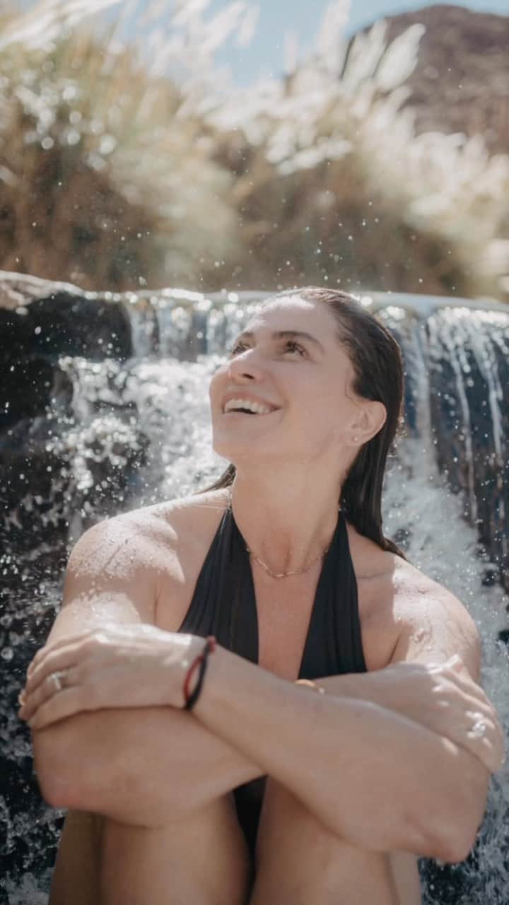 Giovanna Antonelliのインスタグラム：「Experiência transformadora, uma virada de chave! Sair da rotina, investir tempo de vida em viagens, sei lá! É uma cura do cotidiano!!!   📸 @guerrierifotografia   #termasdepuritama #exploreodeserto  #brasileirosnoatacama @brasileirosnoatacama」