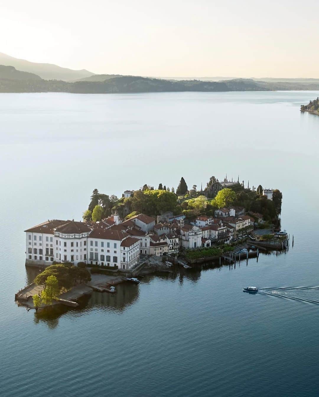 Blonde Saladさんのインスタグラム写真 - (Blonde SaladInstagram)「An island, Isola Bella, framed by Lake Maggiore, has been home to the legends of the Borromeo family for several centuries. The @louisvuitton Cruise 2024 Collection lands in this palace on the water, where mysterious gardens bloom in endless foliage.   A botanical Cruise...The paradox is joyful, eliciting dreamy stylistic interpretations. A Cruise that brings contemporary tales to life, populated by drifting creatures who abandon aquatic abodes for the discovery of terrestrial wonders.  The Cruise 2024 Collection narrates transformation. Sartorial figures that renew themselves, one in contact with the other. A continuous exchange between the familiar and the singular, the ordinary and the extraordinary. 💖✨  📸 Louis Vuitton   #LouisVuitton #ChiaraFerragni #Fedez #LVCruise #IsolaBella #TheBlondeSalad」5月26日 0時00分 - theblondesalad