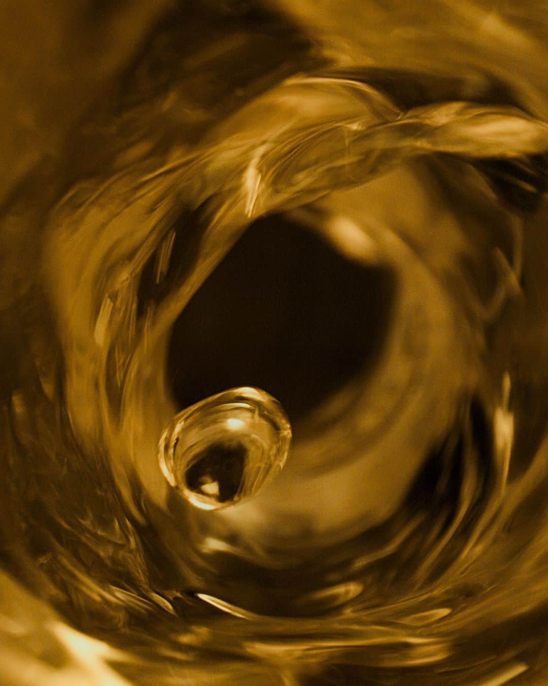 ドゥラメールのインスタグラム：「Exposure to sun-spectrum light and sound waves allows our visible youth-renewing Miracle Broth™ to reach its maximum energetic potential before being infused into every one of our products.  Follow Miracle Broth’s intricate fermentation process for yourself on LaMer.com #LaMer #LaMerSkincare #MiracleBroth」