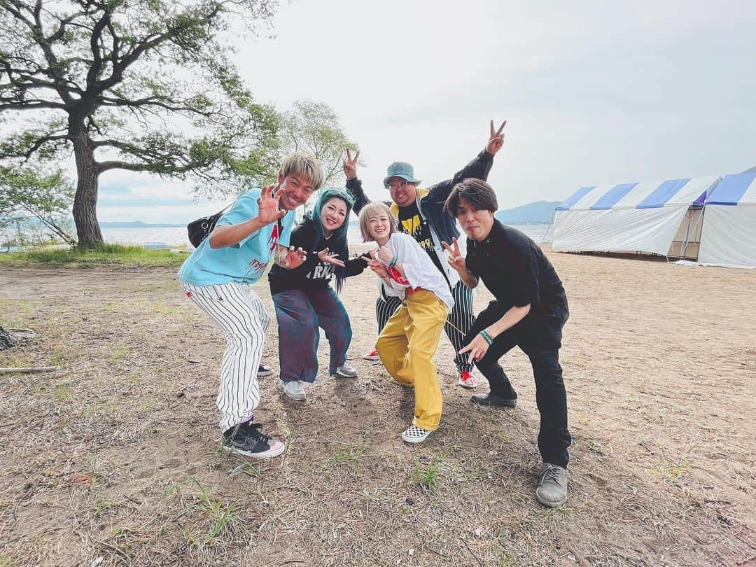 NakamuraEmiさんのインスタグラム写真 - (NakamuraEmiInstagram)「⛰️  ＝ LIVE 21本目 ＝ 2023.5.21 福島 猪苗代野外音楽堂 「音開き2023」猪苗代THE SOLER BUDOKAN  ソーラー福島初参加🌞 猪苗代湖×磐梯山の目の前のステージということで、パワーがすごかったです。 個人的に会津磐梯山の思い出がすごいので、合間で急に磐梯山の民謡を歌いました。小原庄助さんの部分は歌うかどうか本番で決めようと思ったけど、気づいたら歌ってて、そしたらすぐ合いの手もくれた地元の皆様。最高でした。 歌詞も162番まであって改めて地元の民謡の面白さを実感。  最後には佐藤タイジさん、うじきつよしさん、藤巻亮太さんと一緒にアンコールでご一緒できて嬉しかったなぁ。 福島の皆様、温かい時間をありがとうございました！  1.BEST 2.大人の言うことを聞け 3.雨のように泣いてやれ 4.スケボーマン 5.一服 会津磐梯山(民謡) 6.YAMABIKO 7.投げキッス  Gt.TM.Arr.Prd. @hiroshikawamura_guitar  PA. @kuwakenny  #NakamuraEmiLive2023」5月26日 0時01分 - nou.emi