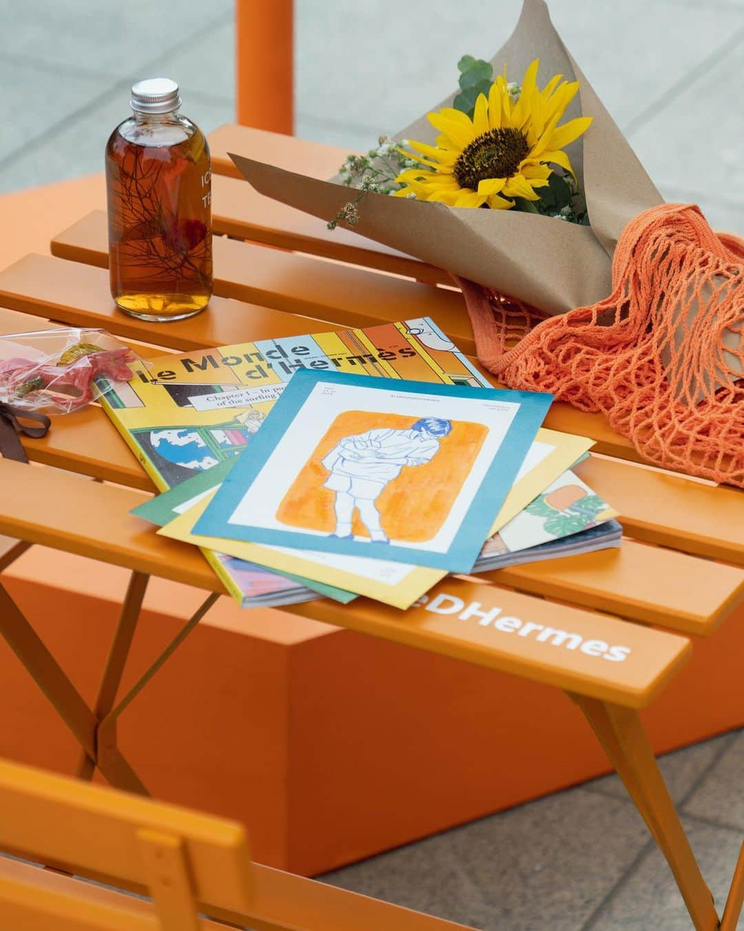 エルメスさんのインスタグラム写真 - (エルメスInstagram)「Ready for a visit? For the second year running, our globe-trotting Hermès kiosk brings the charm of the classic Parisian newsstand kiosk to you. Discover fresh news from the world of Le Monde d'Hermès. Rendez-vous in Jakarta, until May 27. Come for the smiles and surprises, leave with a copy of Le Monde d'Hermès.  #HermesKiosk #LeMondeDHermes #Hermes」5月25日 23時56分 - hermes