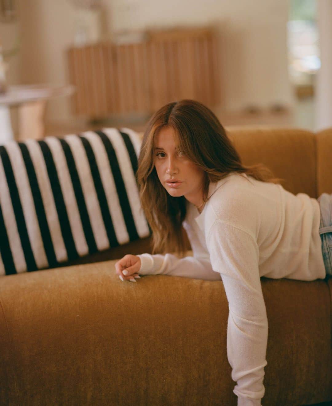 アシュレイ・ティスデイルのインスタグラム：「In my element (my living room)」