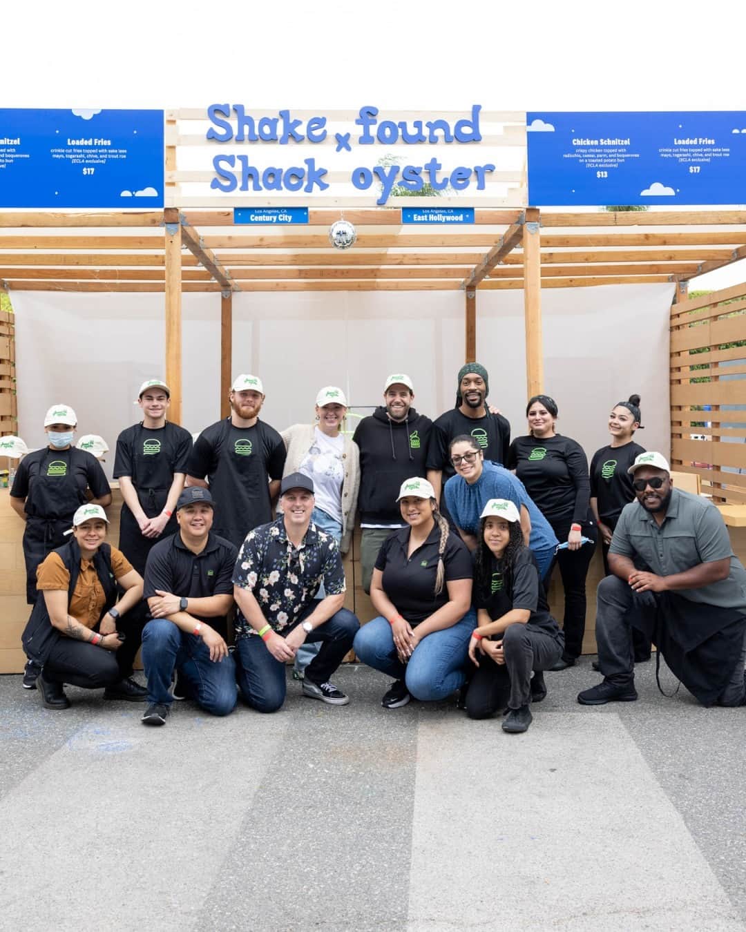 SHAKE SHACKさんのインスタグラム写真 - (SHAKE SHACKInstagram)「Fish and fries, anyone? We teamed up with our friends at @foundoyster to serve up Chicken Schnitzel and Loaded Fries to @eeeeeatscon guests. Swipe to see the goods 👉  Menu details:  Chicken Schnitzel: crispy chicken topped with radicchio, Caesar, parm + boquerones on a toasted potato bun  Loaded Fries: crinkle cut fries topped with sake mayo, togarashi, chive + trout roe」5月26日 0時05分 - shakeshack