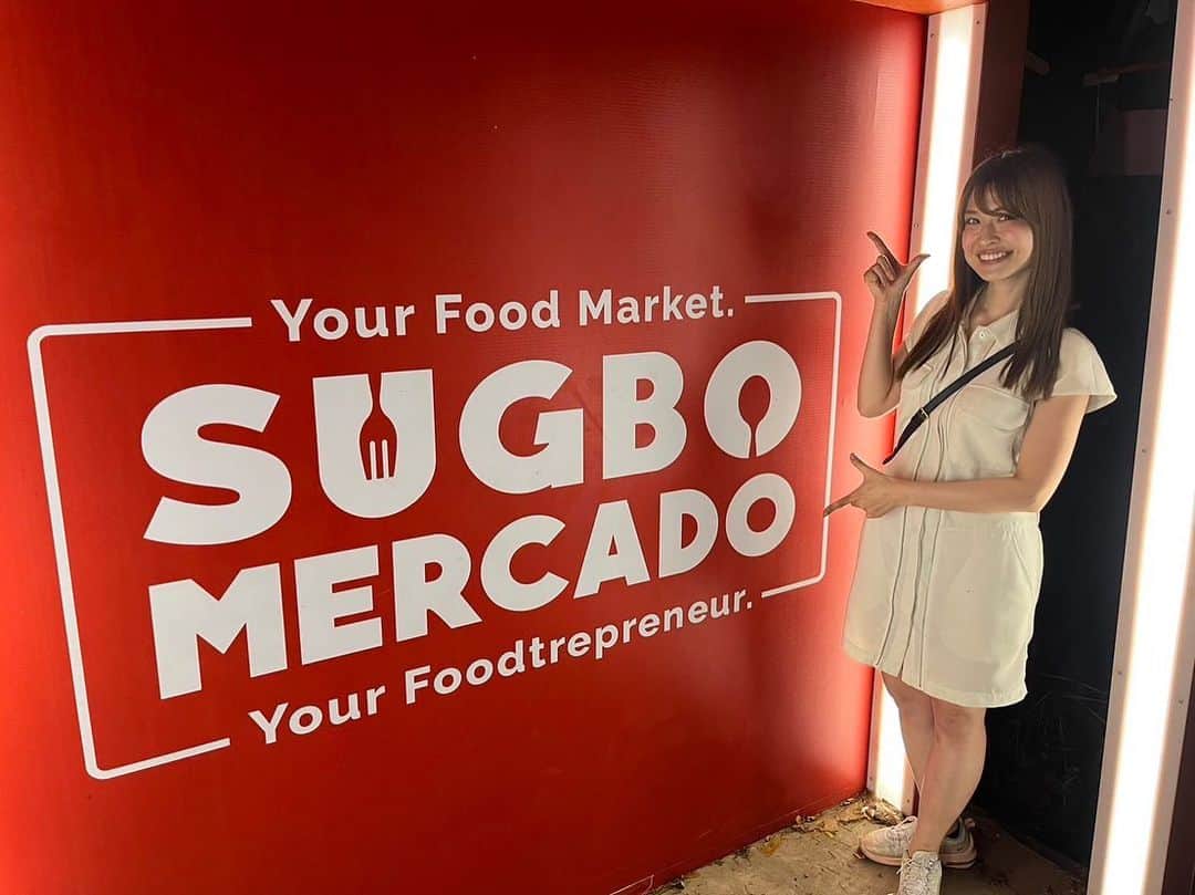 桐谷流華さんのインスタグラム写真 - (桐谷流華Instagram)「Popular stall village "Sugbo Mercado" in Cebu IT Park🌃😋 ⁡ セブの思い出続きます🇵🇭 ⁡ セブ島ITパークにある人気の屋台村「Sugbo Mercado」に行ってきました✨ ⁡ QQEnglishの目の前！🏫 ⁡ 色々な屋台が並んでいてお祭りみたいな雰囲気💡😻 ⁡ ずっと食べたかったフィリピン料理🇵🇭 ･レチョン🐷 (お祝いで食べる豚肉) ･トゥスロブワ🐖🧠 (豚の脳みそ！) ⁡ 食べた😋 ⁡ レチョンは皮がパリパリで美味しい❣️ ⁡ トゥスロブワは豚の脳みそということで構えていたけど😨実物は煮詰めてあるので餡掛けみたいな感じ✨ ⁡ 葉っぱに巻かれたおにぎり(すっごい丁寧に巻かれているから取るの大変🤣)に餡掛けを付けていただきます🍙🌿 ⁡ 食べるスペースの椅子とテーブルが争奪戦なので🪑(ノ°□°)ノ=͟͟͞͞┻━┻ ⁡ 何人かで行って💡席確保する人と、買いに行く人で別れるのがおすすめ‪🫶🏻 ⁡ 写真撮るの忘れたけど💦キューカンバーマンゴーシェイクも美味しかった🥤😋 ⁡ きゅうりとマンゴーって合うのか❣️🥒🥭🤣 ⁡ #qqenglish  #セブ留学  #語学留学  #philippines  #cebu  #ナイトマーケット #sugbomercado #セブ観光」5月26日 0時06分 - rukakiritani