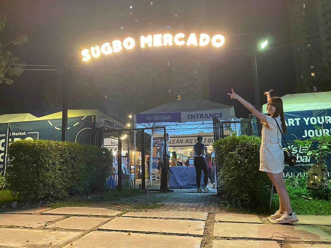 桐谷流華さんのインスタグラム写真 - (桐谷流華Instagram)「Popular stall village "Sugbo Mercado" in Cebu IT Park🌃😋 ⁡ セブの思い出続きます🇵🇭 ⁡ セブ島ITパークにある人気の屋台村「Sugbo Mercado」に行ってきました✨ ⁡ QQEnglishの目の前！🏫 ⁡ 色々な屋台が並んでいてお祭りみたいな雰囲気💡😻 ⁡ ずっと食べたかったフィリピン料理🇵🇭 ･レチョン🐷 (お祝いで食べる豚肉) ･トゥスロブワ🐖🧠 (豚の脳みそ！) ⁡ 食べた😋 ⁡ レチョンは皮がパリパリで美味しい❣️ ⁡ トゥスロブワは豚の脳みそということで構えていたけど😨実物は煮詰めてあるので餡掛けみたいな感じ✨ ⁡ 葉っぱに巻かれたおにぎり(すっごい丁寧に巻かれているから取るの大変🤣)に餡掛けを付けていただきます🍙🌿 ⁡ 食べるスペースの椅子とテーブルが争奪戦なので🪑(ノ°□°)ノ=͟͟͞͞┻━┻ ⁡ 何人かで行って💡席確保する人と、買いに行く人で別れるのがおすすめ‪🫶🏻 ⁡ 写真撮るの忘れたけど💦キューカンバーマンゴーシェイクも美味しかった🥤😋 ⁡ きゅうりとマンゴーって合うのか❣️🥒🥭🤣 ⁡ #qqenglish  #セブ留学  #語学留学  #philippines  #cebu  #ナイトマーケット #sugbomercado #セブ観光」5月26日 0時06分 - rukakiritani