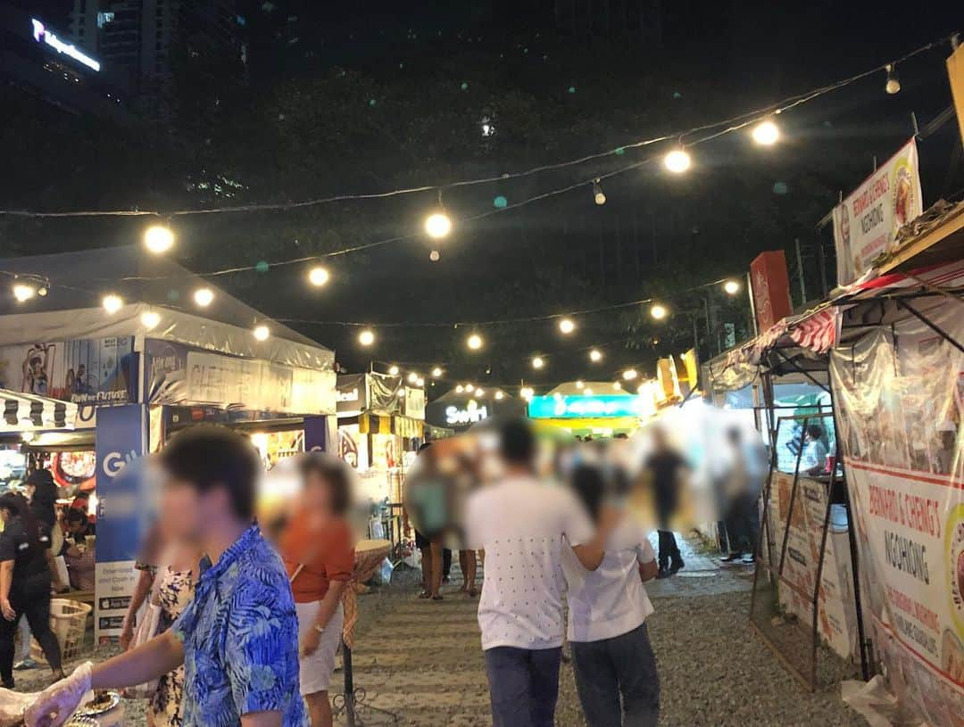 桐谷流華さんのインスタグラム写真 - (桐谷流華Instagram)「Popular stall village "Sugbo Mercado" in Cebu IT Park🌃😋 ⁡ セブの思い出続きます🇵🇭 ⁡ セブ島ITパークにある人気の屋台村「Sugbo Mercado」に行ってきました✨ ⁡ QQEnglishの目の前！🏫 ⁡ 色々な屋台が並んでいてお祭りみたいな雰囲気💡😻 ⁡ ずっと食べたかったフィリピン料理🇵🇭 ･レチョン🐷 (お祝いで食べる豚肉) ･トゥスロブワ🐖🧠 (豚の脳みそ！) ⁡ 食べた😋 ⁡ レチョンは皮がパリパリで美味しい❣️ ⁡ トゥスロブワは豚の脳みそということで構えていたけど😨実物は煮詰めてあるので餡掛けみたいな感じ✨ ⁡ 葉っぱに巻かれたおにぎり(すっごい丁寧に巻かれているから取るの大変🤣)に餡掛けを付けていただきます🍙🌿 ⁡ 食べるスペースの椅子とテーブルが争奪戦なので🪑(ノ°□°)ノ=͟͟͞͞┻━┻ ⁡ 何人かで行って💡席確保する人と、買いに行く人で別れるのがおすすめ‪🫶🏻 ⁡ 写真撮るの忘れたけど💦キューカンバーマンゴーシェイクも美味しかった🥤😋 ⁡ きゅうりとマンゴーって合うのか❣️🥒🥭🤣 ⁡ #qqenglish  #セブ留学  #語学留学  #philippines  #cebu  #ナイトマーケット #sugbomercado #セブ観光」5月26日 0時06分 - rukakiritani