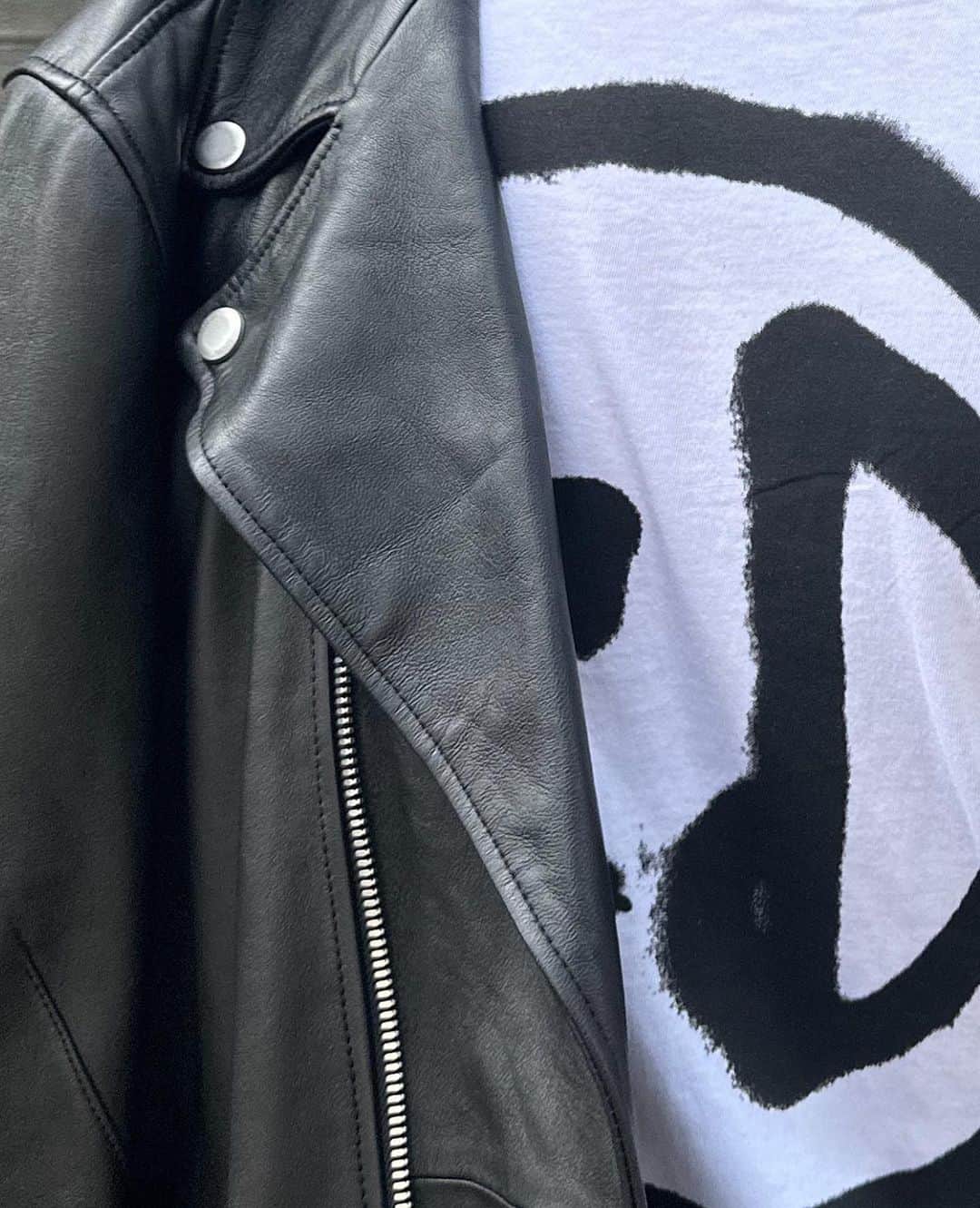 ドライコーンのインスタグラム：「@aziz.lem is combining our HUNT_GD t-shirt together with our PLAZO biker leather jacket - the perfect match for a streetstyle look. ⁠Thank you for your style inspiration!🖤⁠ ⁠ #drykorn #drykornforbeautifulpeople #outfitinspiration #streetstylelook」