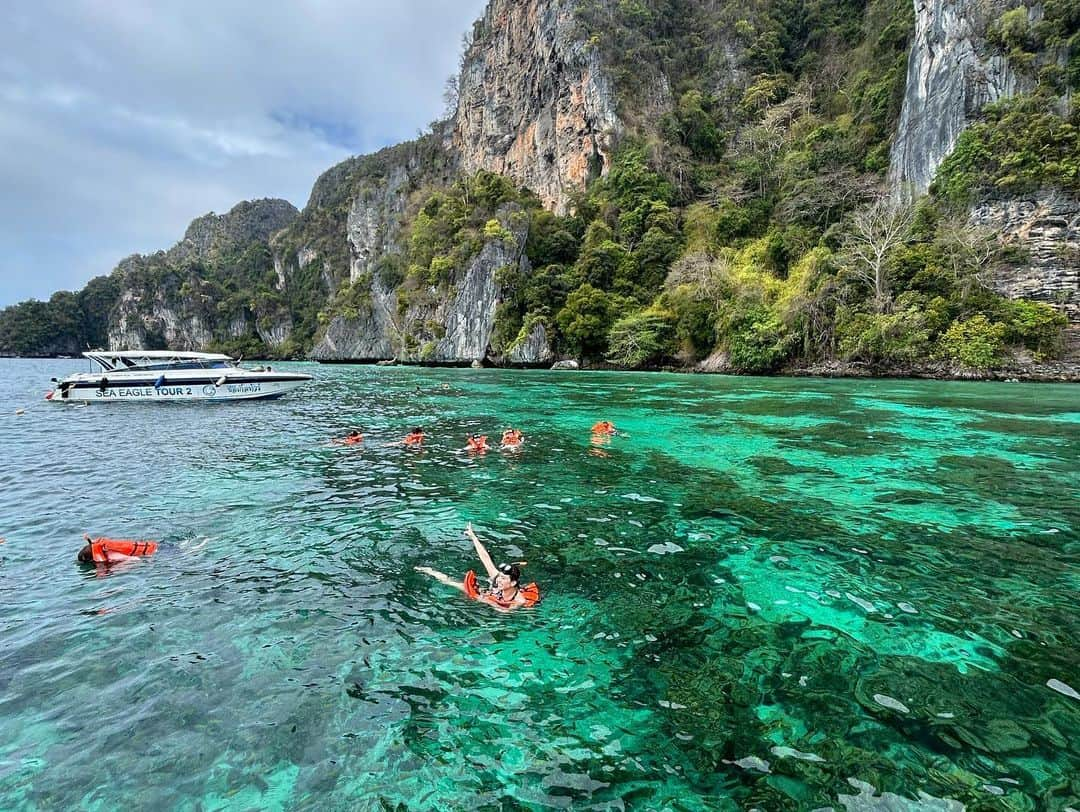 ぱんちゃん璃奈さんのインスタグラム写真 - (ぱんちゃん璃奈Instagram)「Phuket  memory✨✨ Beautiful sea,🌊mountains,🗻wind🌬and air⛅️  #ぱんちゃん璃奈  #panchanrina  #タイ　#Phuket  #ピピ島　#カイ島　#プーケット #マヤベイ島  #thailand  #魚群　#緑の海 #島　#pipiisland  #mayabaybeach  #海　#砂浜　#自然　#田舎 #kickboxer  #筋肉女子　#musclegirl」5月26日 0時13分 - panchanrina