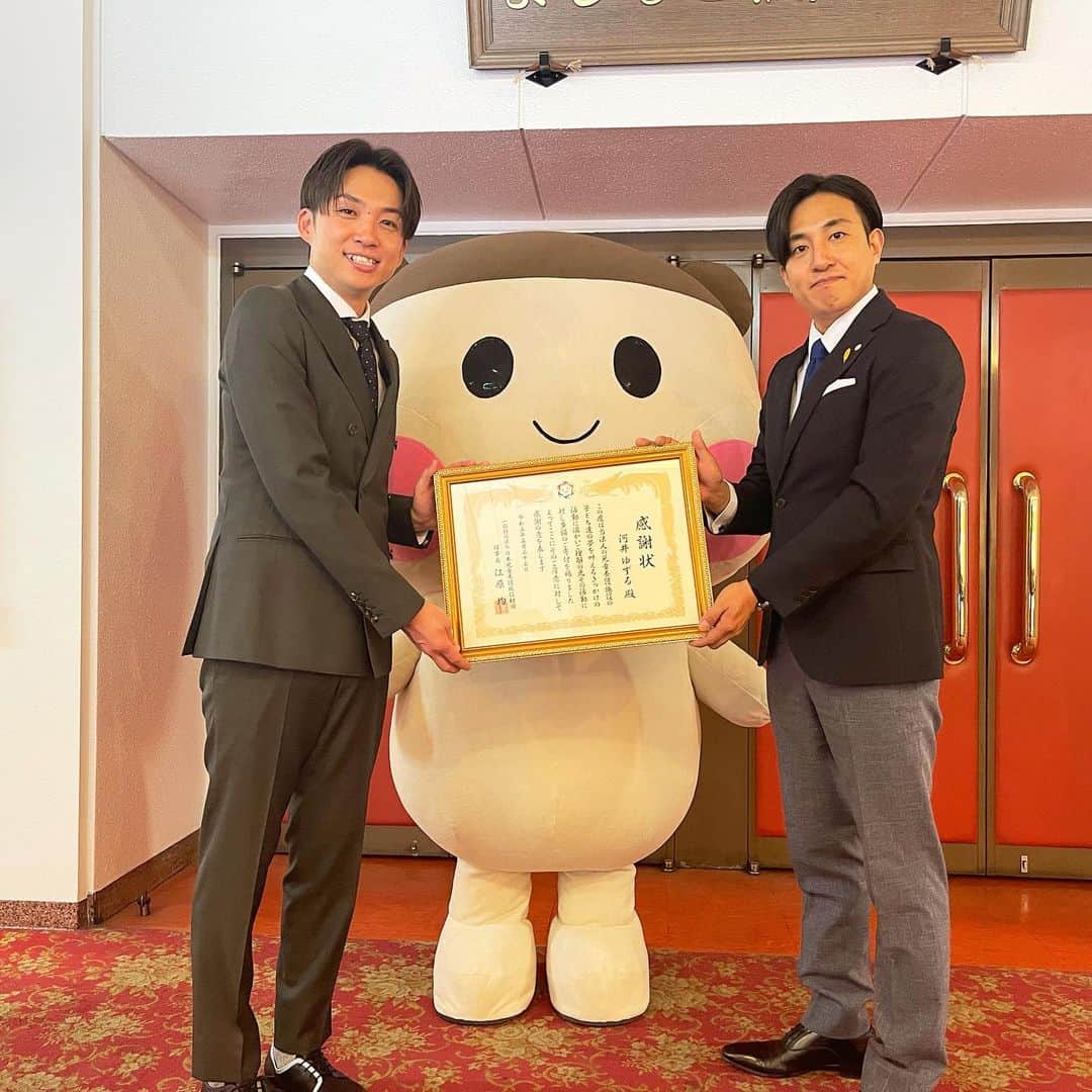 河井ゆずるのインスタグラム：「昨年のトークライブのチャリティーに御賛同頂いた皆さん、本当にありがとうございました‼️  今日、日本児童養護施設財団の皆さんがわざわざ祇園花月まで来て下さいまして色々とお話をさせて頂きました。  諸々時間が掛かりましたが手続きも終了しまして、1,620,360円寄附させて頂きました。 僕一人では到底何も出来なかった所を@massimo_osakaの皆さん始め@mamoru.0512さん、そして今回のチャリティーに沢山の方々に御尽力頂きました。  まだまだ始まったばかりですが、少しずつ前に進めたらと思います。  僕ももっと頑張ります🔥」