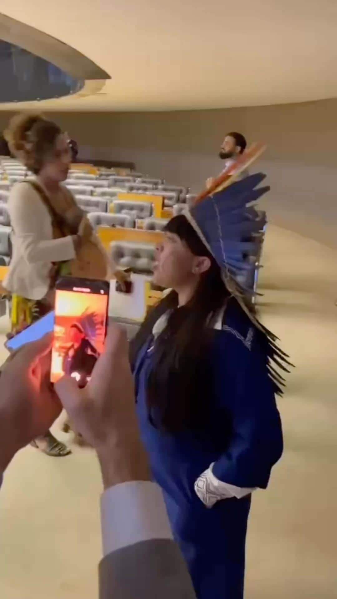 Tainá Müllerのインスタグラム：「@celia.xakriaba obrigada por sua força por lutar por essa causa que é, acima de tudo, humanitária! A irresponsabilidade do Congresso Nacional com o bioma da mata Atlântica não é só um retrocesso inacreditável pra 2023. É a humanidade mais uma vez dando tiro no pé. A gente vai deixar? Temos que gritar junto com Celia!  Faço minhas as palavras de @andre_trigueiro:  Este Congresso está se revelando o mais lesivo e destruidor das medidas protetivas do meio ambiente, do clima e dos direitos indígenas. Depois de esvaziar os ministérios de Marina Silva e Sonia Guajajara, a maioria dos parlamentares aprovou agora à noite a destruição da Mata Atlântica (com a anulação da parte mais importante da Lei da Mata Atlântica aprovada em 2006) e a urgência do Marco Temporal (que solapa o direito dos indígenas reivindicarem demarcações para comunidades que não estivessem estabelecidas após a data de promulgação da Constituição de 1988). Não importa o que diz a ciência, não interessam as evidências, não há senso de justiça ou das vantagens de se promover o desenvolvimento sustentável. É só cobiça e ganância. Um horror! Resta lembrar neste fim de noite uma frase atribuída a Robert Ingersoll, político norte-americano do século XIX:   “Não há nada no mundo, nem recompensa, nem castigo, o que há são consequências.”」