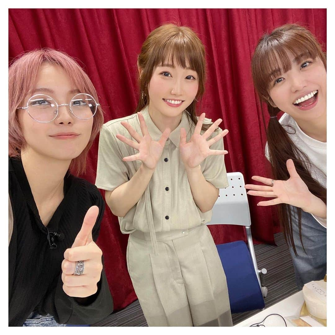 富田麻帆さんのインスタグラム写真 - (富田麻帆Instagram)「本日は #まほチャンネル でした！ ご視聴ありがとうございました！！！  ゲストに生田輝ちゃんと夏目愛海ちゃんをお迎えしてお届けしました！  てると私がMCだったかのような構図の写真ですが、輝もゲストです！笑 (準レギュラーだから、ある意味合ってる？笑)  3人で一緒になるのはキューティーハニー以来。 気がついたら2年は経ってました。早いな〜  そして、 今回はダンシング神経衰弱をお届け！  いっぱい動いて、いっぱいドクロ💀を引いてエチュードして。 毎回、楽しくはしゃげる番組まほチャンネル！  次回は6月21日21:00〜 です！  皆様、楽しみに待ってて下さい♡」5月26日 0時29分 - maho_tomita6261