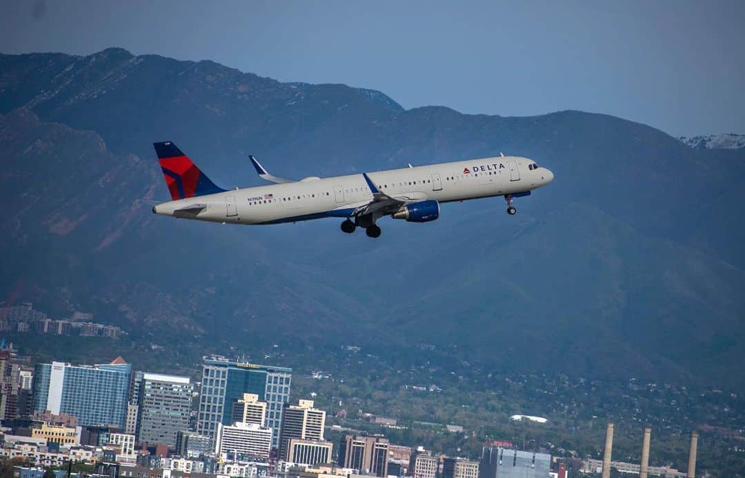 デルタ航空のインスタグラム：「Soaring into new heights.  Photo: @hxnterspotts」