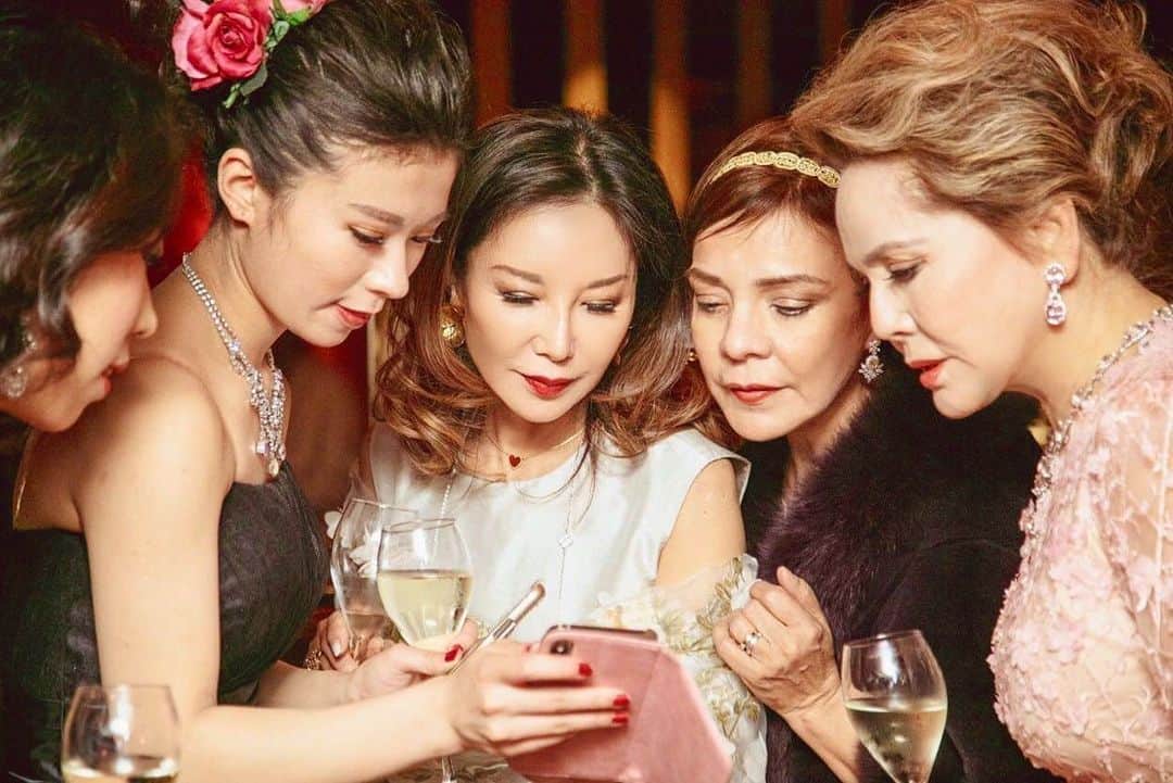 のインスタグラム：「お気に入りの一枚。NYにて。  シャンパン片手に「うちら綺麗に可愛く撮れてるのか」 確認中の一枚。」