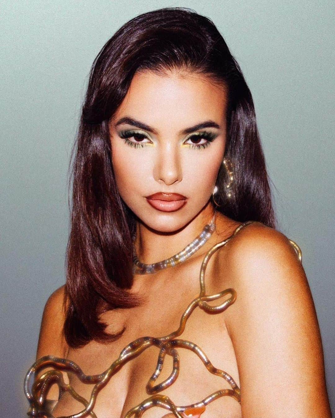 Bodine Koehlerのインスタグラム：「🔮Magic with @urbandecaycosmetics in love with this glide on waterproof eyeliner pencil ”freak lime shimmer” and my new obsession ,,their vice lip bond , shade “pleased” .  Photographed by📸 @shamyllle  makeup and hair by💄 @lio_maldonado  styled by 🦋@p0w.p0w  #urbandecay #urbandecaycosmetics #glam #glammakeup」