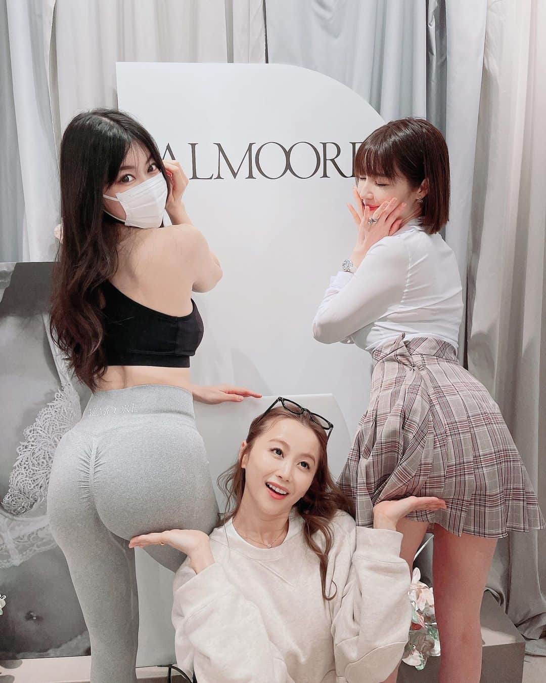 森下悠里のインスタグラム：「@almoore_official   ランジェリーのお披露目会♡  レースやストーンの使い方がとっても繊細で♡ でも、しっかりくっきりと美しいボディラインをメイクしてくれる優秀なランジェリー♡  ゆりちゃんのこだわりがぎゅぎゅっと濃縮されていました。  （お話盛り上がりすぎて肝心な商品の写真を撮り忘れちゃった🥺届いたら紹介していきます♡）  生地や作りから見て結構な高級ランジェリーなんだろうな、と思ってたら凄くリーズナブルなお値段でびっくり！  とりあえず自分用に全色のセットとコルセットもorderしたよ♡  これからお友達にも🎁していく予定🩵  ゆりちゃんはこの日も圧倒的女神なぷるるんお尻🍑  何度見ても見慣れないほど  とにかく衝撃的な美ボディです。 お顔もとっても綺麗、可愛い そして、すごくスマートでお話しすればするほど面白すぎる  あきなちゃんは相変わらずの超小顔で童顔美女 （グラビアの子で1番のレベルで小顔なんじゃないかな） 華奢なのにスタイル凄いんだよね😉 宮崎なまりが可愛くて♡トークも面白くて最高でした🩵」