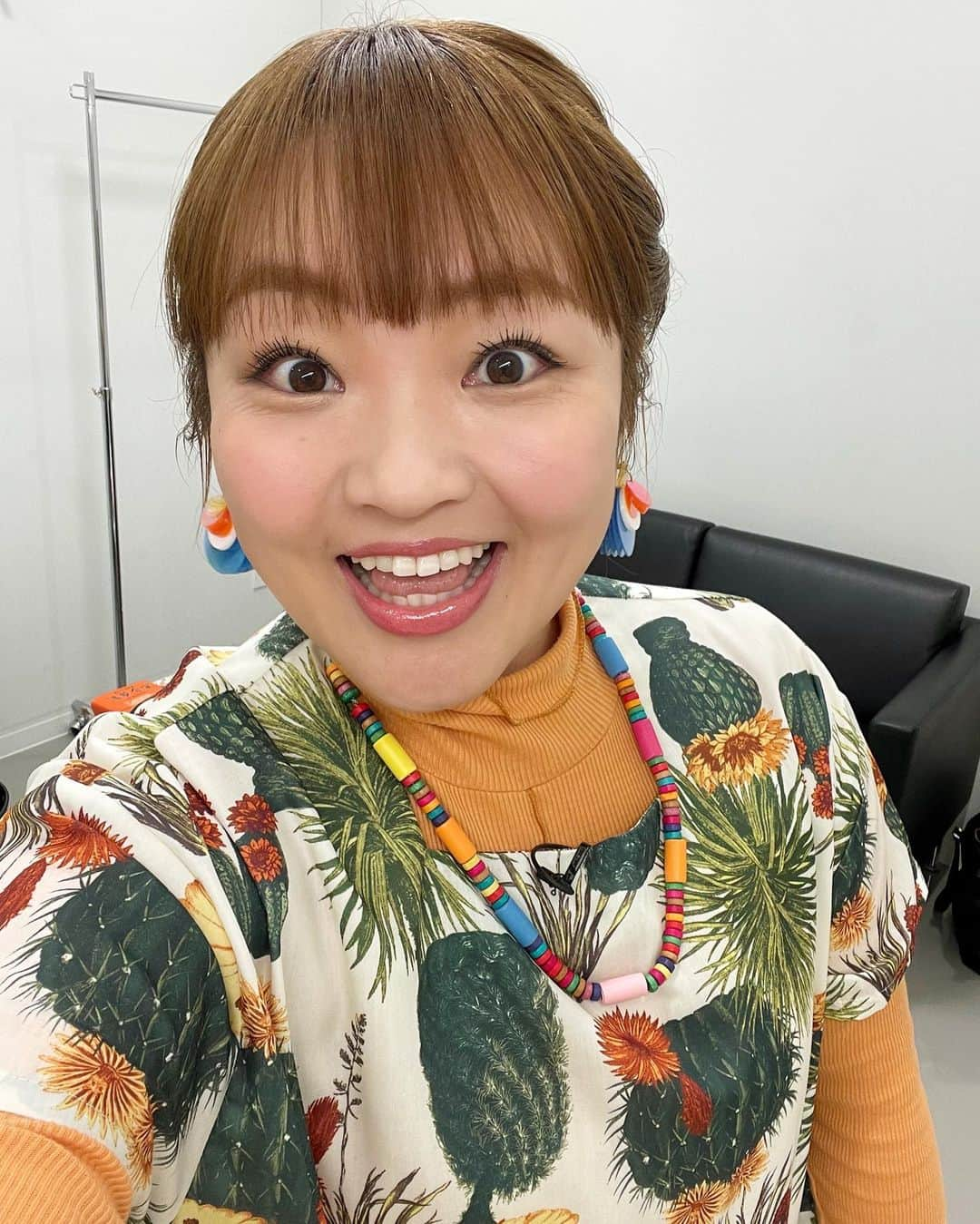 柳原可奈子さんのインスタグラム写真 - (柳原可奈子Instagram)「こんにちは❣️またメイクの紹介をさせてね😍  アップの写真はノーマルカメラだから色の参考にしてもらえるといいな〜💓  まつ毛はメイク前によーく洗って油分を取り、ぎゅっとビューラーで根本からあげるのが大好き😘❤ (ベースメイク中に激しくクシャクシャの顔で笑うと頬のクリームがまつ毛についちゃうから、なるべく口だけでオホホと喋るようにしてます😊)  髪型は基本メイクさんにお任せなんだけど、 いま産後の抜け毛でこめかみの地肌が見えてるから、前髪の両サイドをかぶせてスプレーで固めてます❣️ (ノ川ハ)←絵文字でいうとこんな感じ！ そろそろツンツン生えてくるから、可愛いカチューシャ集めようと思ってるよ〜💓  目元のシミシワは研究中💪コンシーラーはカバー系か光で飛ばす系か、、、いま実験してるのでまた報告します！ (みんなどうしてる？)  💐今日のメイク💐  ✨アイシャドウ✨ KATE ザ　アイカラー　011単色塗り  ✨アイライン✨ ディーアップシルキーリキッドアイライナー　シフォンブラウン  ✨マスカラ✨ キスミーヒロインメイクロングＵＰマスカラスーパーWP  ✨チーク✨ ディオールブラッシュ　844フローラルピンク  ✨リップ✨ ビーアイドル　つやぷるリップ105すっぴんCLEAR  ✨リップグロス✨ ディオールアディクトリップマキシマイザー019シマーピーチ  ✨ネイル✨ キャンメイクカラフルネイルズN32  💐お洋服💐  @manana_suerte  SPECIAL EDITION オリジナルプリントギャザーポケットワンピース  #今日のメイク」5月25日 15時36分 - yanagihara_kanako_