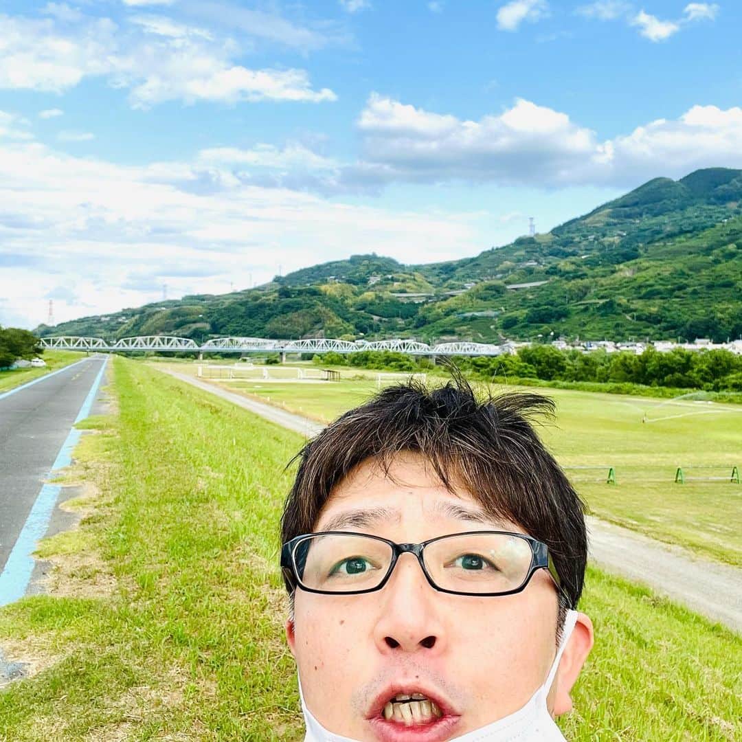 辻本耕志のインスタグラム：「散歩。気持ち良き。」