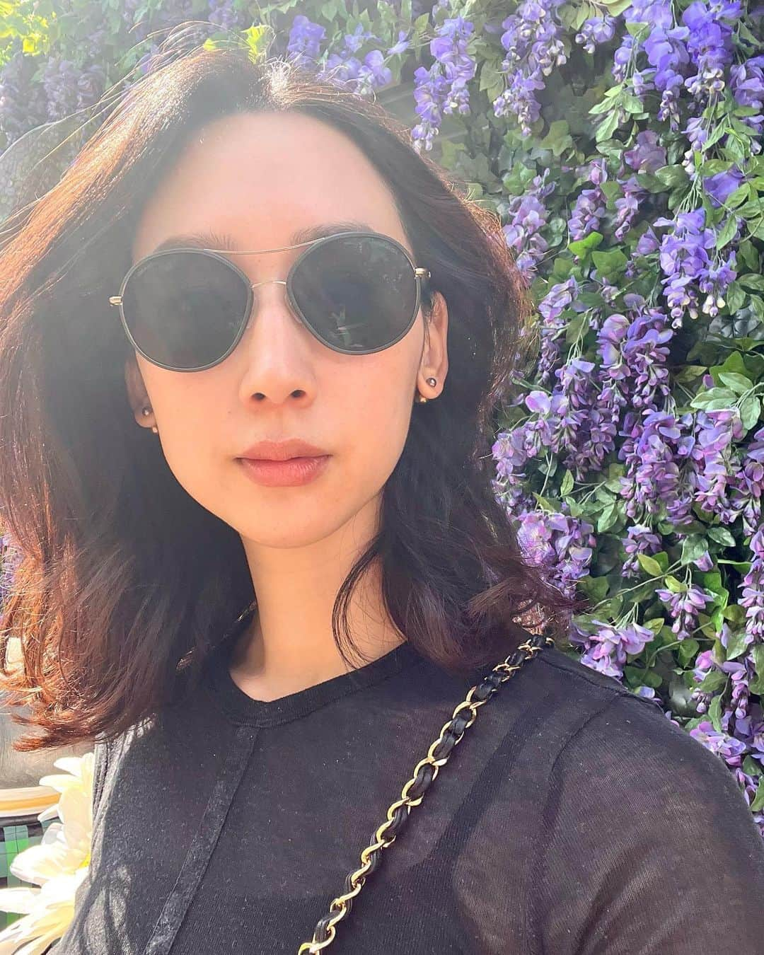 松原汐織さんのインスタグラム写真 - (松原汐織Instagram)「I went to CHELSEA IN BLOOM with a beautiful friend @kseniasmerkis 🌸🌸🌸 There are many lovely displays made of fresh flowers. It’s until 28 May. Anyway, I enjoyed catching up with Ksenia. She is always a stunning mum. I respect her ❤️ ・ 夫が娘を見ていてくれたので、Chelsea in bloomへ🌷 今週1週間、チェルシーの様々な広場や店舗前に生花を用いたディスプレイが展示されていて見応えたっぷり！ 可愛いお花を眺めながらマシンガントークで近況報告。 女友達との時間って、やっぱり最高に楽しい〜😍  ——— Outfit Details: Sunglasses and bag @chanelofficial  T-shirt  @massimodutti (new) Trousers @maxmara  Flat shoes @newbottega  ———  ー #newbaby #baby #babygirl #newmom #lovemyfam  #3monthsold #14weeks  #chelseainbloom #chelseainbloom2023 #chelsea #sloanesquare  #london #thisislondon #londonlife #mum #mumofagirl  #海外子育て #イギリス子育て #ロンドン子育て  #チェルシー #スローンスクエア  #ロンドン #ロンドン生活 #ロンドン在住  #shioriinlondon2023 ー」5月25日 15時44分 - shiori_ma_