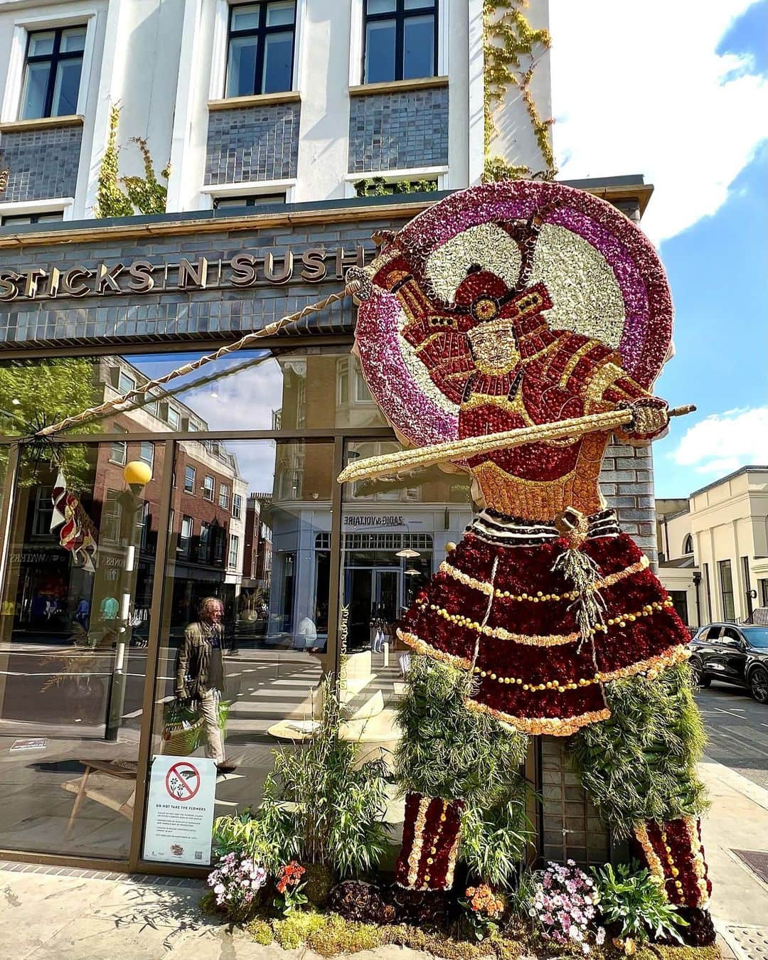 松原汐織さんのインスタグラム写真 - (松原汐織Instagram)「I went to CHELSEA IN BLOOM with a beautiful friend @kseniasmerkis 🌸🌸🌸 There are many lovely displays made of fresh flowers. It’s until 28 May. Anyway, I enjoyed catching up with Ksenia. She is always a stunning mum. I respect her ❤️ ・ 夫が娘を見ていてくれたので、Chelsea in bloomへ🌷 今週1週間、チェルシーの様々な広場や店舗前に生花を用いたディスプレイが展示されていて見応えたっぷり！ 可愛いお花を眺めながらマシンガントークで近況報告。 女友達との時間って、やっぱり最高に楽しい〜😍  ——— Outfit Details: Sunglasses and bag @chanelofficial  T-shirt  @massimodutti (new) Trousers @maxmara  Flat shoes @newbottega  ———  ー #newbaby #baby #babygirl #newmom #lovemyfam  #3monthsold #14weeks  #chelseainbloom #chelseainbloom2023 #chelsea #sloanesquare  #london #thisislondon #londonlife #mum #mumofagirl  #海外子育て #イギリス子育て #ロンドン子育て  #チェルシー #スローンスクエア  #ロンドン #ロンドン生活 #ロンドン在住  #shioriinlondon2023 ー」5月25日 15時44分 - shiori_ma_