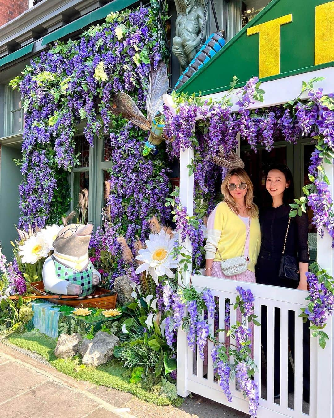 松原汐織のインスタグラム：「I went to CHELSEA IN BLOOM with a beautiful friend @kseniasmerkis 🌸🌸🌸 There are many lovely displays made of fresh flowers. It’s until 28 May. Anyway, I enjoyed catching up with Ksenia. She is always a stunning mum. I respect her ❤️ ・ 夫が娘を見ていてくれたので、Chelsea in bloomへ🌷 今週1週間、チェルシーの様々な広場や店舗前に生花を用いたディスプレイが展示されていて見応えたっぷり！ 可愛いお花を眺めながらマシンガントークで近況報告。 女友達との時間って、やっぱり最高に楽しい〜😍  ——— Outfit Details: Sunglasses and bag @chanelofficial  T-shirt  @massimodutti (new) Trousers @maxmara  Flat shoes @newbottega  ———  ー #newbaby #baby #babygirl #newmom #lovemyfam  #3monthsold #14weeks  #chelseainbloom #chelseainbloom2023 #chelsea #sloanesquare  #london #thisislondon #londonlife #mum #mumofagirl  #海外子育て #イギリス子育て #ロンドン子育て  #チェルシー #スローンスクエア  #ロンドン #ロンドン生活 #ロンドン在住  #shioriinlondon2023 ー」