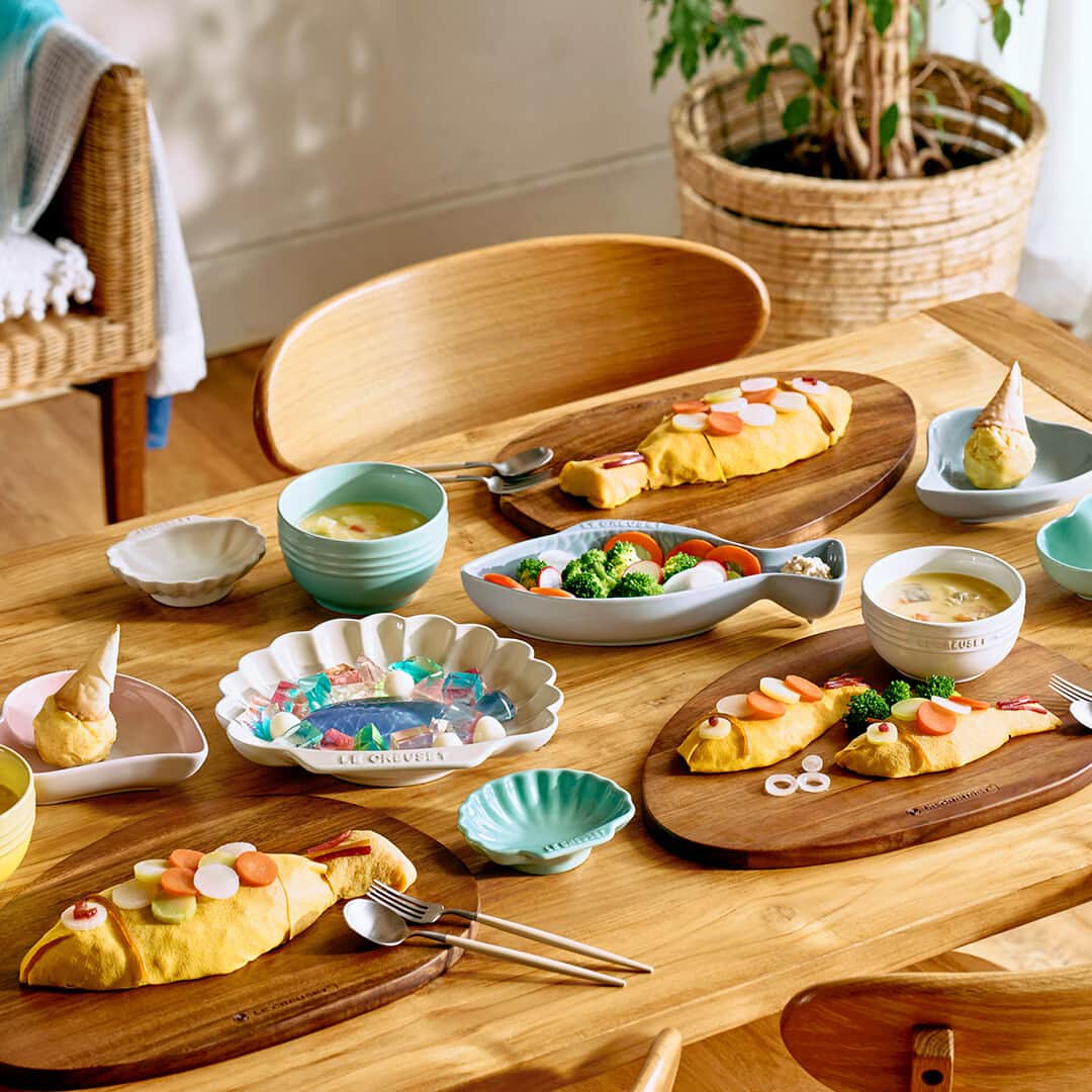 Le Creuset Japon　ル・クルーゼ ジャポンさんのインスタグラム写真 - (Le Creuset Japon　ル・クルーゼ ジャポンInstagram)「【休日に家族で楽しむ】おうちレストラン  初夏を感じながら、家族で料理の時間を楽しんでみませんか？ 魚や貝殻モチーフのディッシュはそのままお料理を盛りつけるのはもちろん、型として使ってオムライスやゼリーを作ることもできます。  楽しく作っておいしく食べる、大切な時間をル・クルーゼのサマー コレクションで彩ってみて！  詳細はストーリーズまたはハイライトのリンクからご確認ください。  #ルクルーゼ #lecreuset #ルクルーゼのある暮らし #ルクルーゼごはん #テーブルウェア #キッチンウェア #キッチングラム #ルクルーゼのある生活 #ルクルーゼのある食卓 #食卓 #食卓グラム #キッチンツール   #サマーコレクション #フィッシュディッシュ #おうちレストラン #おうち時間 #おうち料理」5月25日 18時45分 - lecreusetjapon