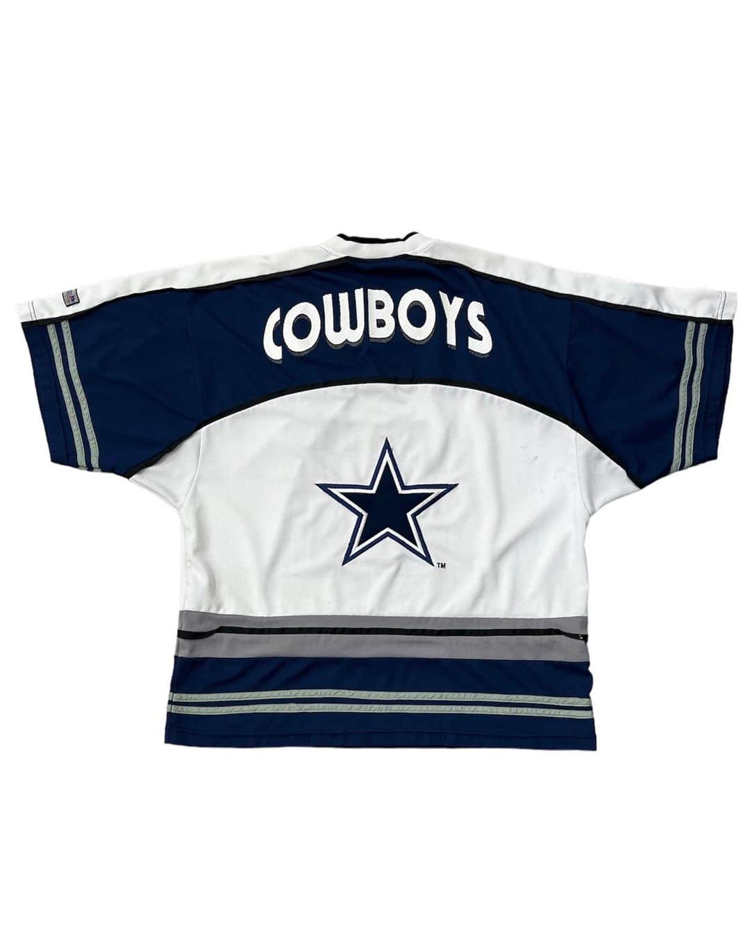 ジャムルのインスタグラム：「NFL Dallas Cowboys ゲームシャツ　¥6200+tax(6820) . ストリートで人気の高いスポーツアイテム。 こちらのゲームシャツも切り替え、デザイン、最高に格好良いです。 .  WEB SHOPに入荷しております。 是非ご覧ください。 jammru.com  #お問い合わせはお電話で承ります #jammru #osaka  #fashion  #streetstyle  #streetfashion  #vtg  #vintage  #used  #usedclothing  #古着 #古着屋 #ファッション #70s #80s #90s」