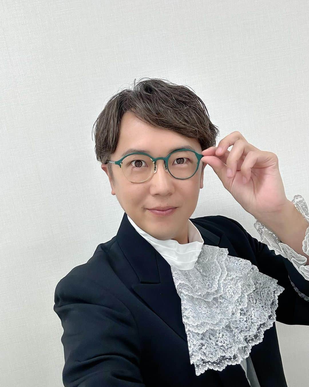 金子貴俊のインスタグラム：「今日は都内で終日ロケ。 なんのロケなんだ？と言う格好ですが(^^) 楽しくやってまーす♪ 今日は天気もいいし気持ちいいけど、室内ロケ〜(^^) たまに見えるスカイツリーが綺麗だこと🤩 さて、撮影折り返し、がんばりまーす！」