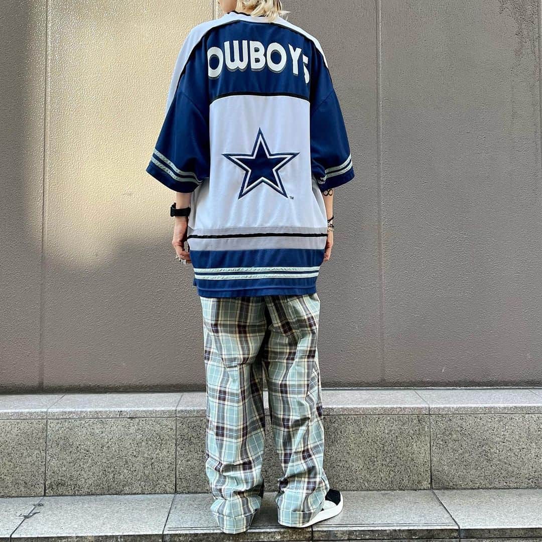 ジャムルさんのインスタグラム写真 - (ジャムルInstagram)「NFL Dallas Cowboys ゲームシャツ　¥6200+tax(6820) . イージーパンツ Dusty blueチェック　¥6800+tax(7480) .  WEB SHOPに入荷しております。 是非ご覧ください。 jammru.com  #お問い合わせはお電話で承ります #jammru #osaka  #fashion  #streetstyle  #streetfashion  #vtg  #vintage  #used  #usedclothing  #古着 #古着屋 #ファッション #70s #80s #90s」5月25日 15時56分 - jammru