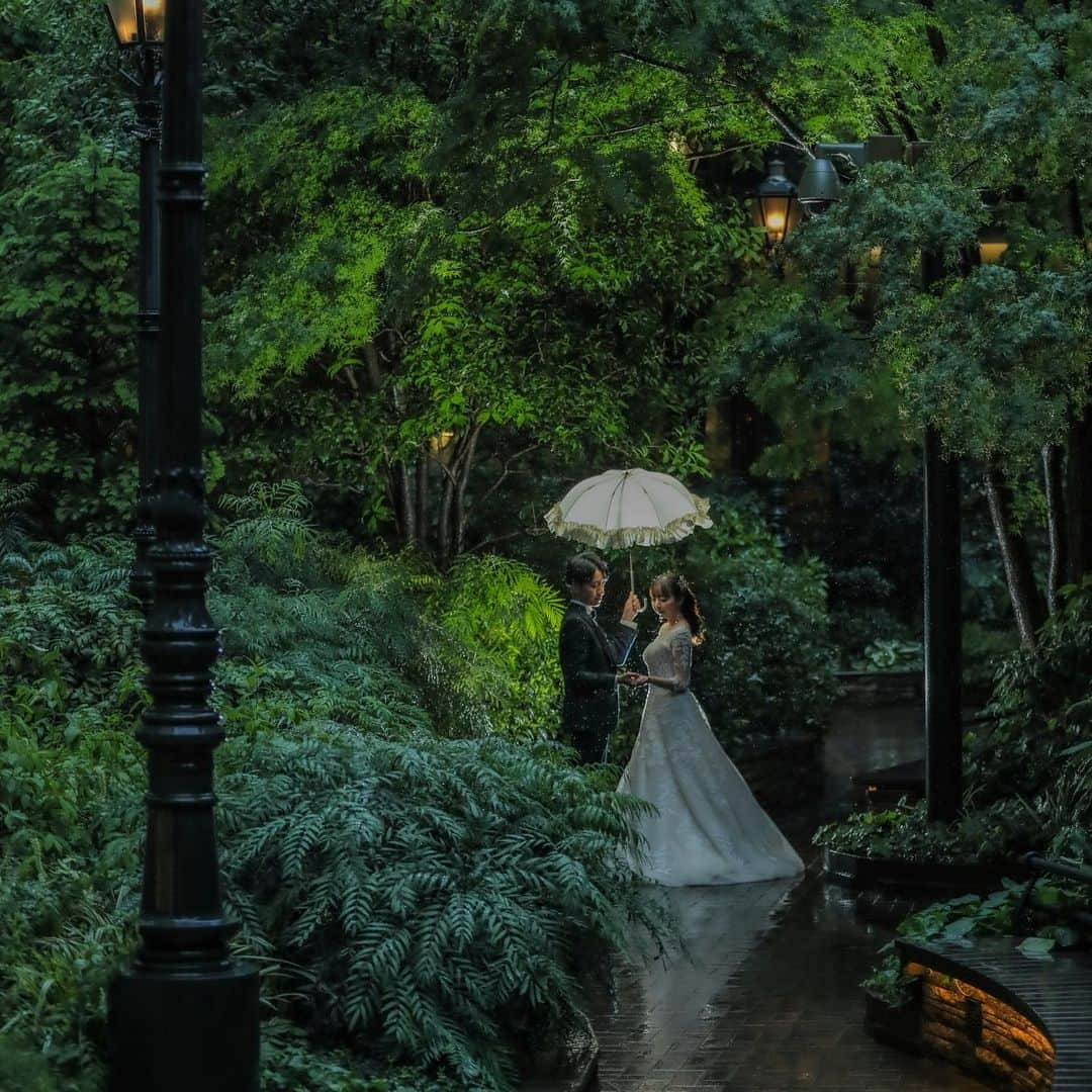 スタジオアクア新宿店さんのインスタグラム写真 - (スタジオアクア新宿店Instagram)「もうすぐ梅雨到来ですが、雨の前撮りの楽しみ方をご紹介😊 水たまりを使った撮影は幻想的でオススメです✨ 6月のロケ撮影の方に朗報✨ 当日にロケの撮影で雨が降ったらデータ20％オフを始めました！ 雨はまた幻想的なお写真が残せます🎵 この機会にぜひご予約お待ちしております！ 🎉上場2周年記念大感謝祭開催致します！🎉 Amazonギフト500円来店特典付き✨ 成約特典も豪華です！ スタジオ基本料金無料✨ ロケ基本料金半額✨ 選べる22大特典  7月末までの期間限定！27日のご予約は残り僅かとなっております。ご参加ご希望はお急ぎください！ @miyazono.deco.ph  ⁡  #雨の前撮りの楽しみ方  #雨の前撮り #雨の日 #d_weddingphoto #デコルテフォト #スタジオアクア #撮る結婚式 #ウェディング #ウェディングフォト #フォトウェディング #フォトスタジオ #花嫁 #プレ花嫁 #卒花嫁 #関東花嫁 #前撮り #後撮り #結婚式 #結婚式準備  #ウェディングカメラマン #ウェディングフォトグラファー #前撮りレポ #前撮りポーズ  #ブライダルフェア #撮影指示書 #洋装前撮り #プレ花嫁さんと繋がりたい #全国のプレ花嫁さんと繋がりたい #日本中のプレ花嫁さんと繋がりたい  スタジオアクア新宿店🌱 ▷▷ @studioaqua.shinjuku  ⁡ デコルテ公式アカウント ▷▷ @decollte_weddingphoto  -——————————— ▷ フォトグラファー ▷ ヘアメイク ▷ フォトプランナーの仲間を募集中！  私たちと一緒に働きませんか？ 詳しくは @decollte_recruit へ」5月25日 16時09分 - studioaqua.shinjuku