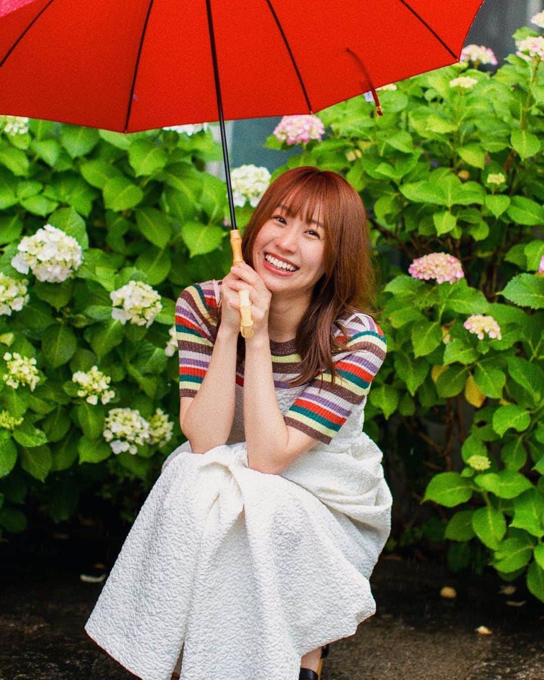 加藤育実のインスタグラム：「そろそろ梅雨ですね！雨ばかりは嫌だけど☔️ この時期にしかみれない可愛いお花が見れたり、買ったばかりのお気に入りの傘がさせたり、お肌が潤ったり、作物が育ったり← いいことも沢山あるね！！  日本の四季を沢山楽しんでいきましょ🎵  #加藤いくみ #ポートレートモデル #雨」