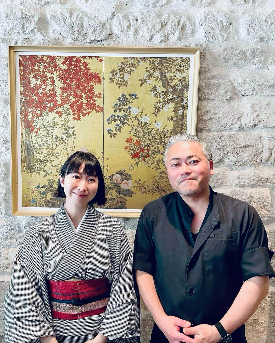 真藤舞衣子さんのインスタグラム写真 - (真藤舞衣子Instagram)「PARISのSAGANさんにて発酵調味料作りワークショップで「レモンジンジャー麹」を作りました。 レモンや生姜は日本よりもオーガニックが手に入りやすいし、麹はPARISの「京子KIOKO」　@kioko_paris_opera ( 46 Rue des Petits Champs) でも売ってるので作りやすいと思います。  お肉やお魚はもちろん、お野菜になんでもマスタードの様な感覚で、ちょっと重いかなというお料理もレモンジンジャー麹でスッキリと食べられておいしい。 そして日持ちもするのでたくさん作って熟成感を愉しむのも。 ワークショップが終わった後はSAGANさんのお料理にこのレモンジンジャー麹を添えて。お料理もとてもおいしかったです。 お食後にはなんと　@tada_nakamura とコラボして作りました、発酵ボンボンショコラをPARIS初お披露目！ 向井酒造さんの伊根満開の酒粕を使ったボンボンショコラはまるでドライフルーツを練り込んだような味わいで口に入れて味わった時の酒粕本来のイメージを覆す、キュンとときめく味わいの仕上がってます。  みなさんとっても美味しい！と大好評で嬉しい限りです。  著書の　#発酵美人になりませう　も日本とフランス用とご購入くださったり、去年発売でしたがこんなに使える本はない！とまだまだ今年も売れていて嬉しいです。  今回お世話になりました、ご参加いただいたみなさま、SAGANのオーナーの近藤さん、そしてお手伝いしてくれたクリスちゃん、おかげで無事に開催することができました、ありがとうございます。  PARISでのワークショップ第１弾が終わり、少しホッとしてますがあと２回がんばります。  #レモンジンジャー麹 #SAGAN #マイマイPARIS #PARIS #米麹 #米糀　 #koji #fermentation」5月25日 16時11分 - maikodeluxe