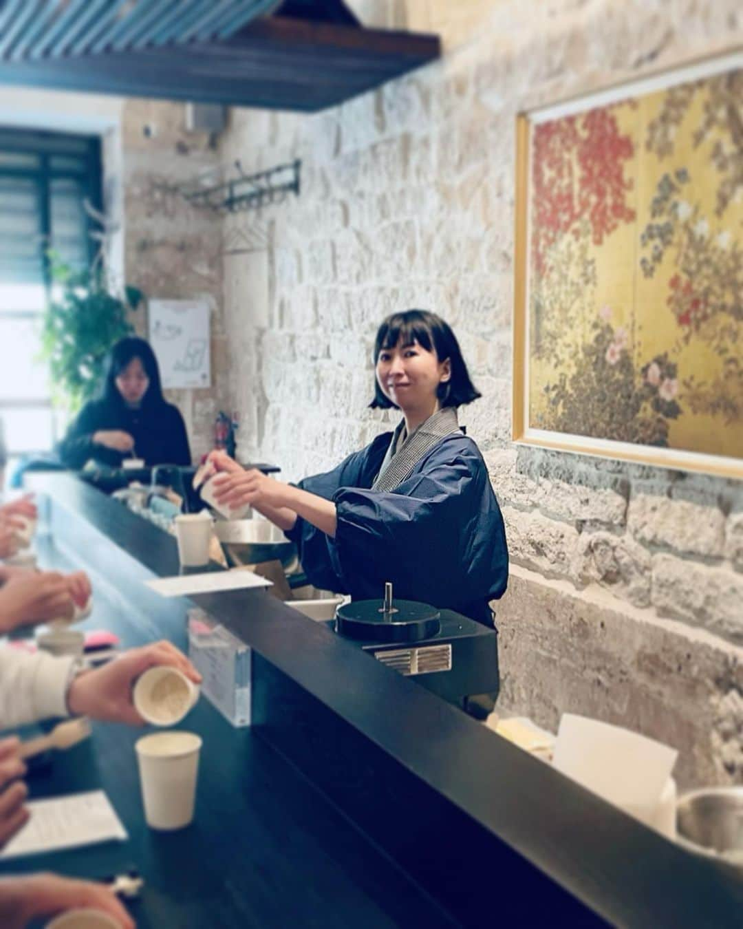 真藤舞衣子さんのインスタグラム写真 - (真藤舞衣子Instagram)「PARISのSAGANさんにて発酵調味料作りワークショップで「レモンジンジャー麹」を作りました。 レモンや生姜は日本よりもオーガニックが手に入りやすいし、麹はPARISの「京子KIOKO」　@kioko_paris_opera ( 46 Rue des Petits Champs) でも売ってるので作りやすいと思います。  お肉やお魚はもちろん、お野菜になんでもマスタードの様な感覚で、ちょっと重いかなというお料理もレモンジンジャー麹でスッキリと食べられておいしい。 そして日持ちもするのでたくさん作って熟成感を愉しむのも。 ワークショップが終わった後はSAGANさんのお料理にこのレモンジンジャー麹を添えて。お料理もとてもおいしかったです。 お食後にはなんと　@tada_nakamura とコラボして作りました、発酵ボンボンショコラをPARIS初お披露目！ 向井酒造さんの伊根満開の酒粕を使ったボンボンショコラはまるでドライフルーツを練り込んだような味わいで口に入れて味わった時の酒粕本来のイメージを覆す、キュンとときめく味わいの仕上がってます。  みなさんとっても美味しい！と大好評で嬉しい限りです。  著書の　#発酵美人になりませう　も日本とフランス用とご購入くださったり、去年発売でしたがこんなに使える本はない！とまだまだ今年も売れていて嬉しいです。  今回お世話になりました、ご参加いただいたみなさま、SAGANのオーナーの近藤さん、そしてお手伝いしてくれたクリスちゃん、おかげで無事に開催することができました、ありがとうございます。  PARISでのワークショップ第１弾が終わり、少しホッとしてますがあと２回がんばります。  #レモンジンジャー麹 #SAGAN #マイマイPARIS #PARIS #米麹 #米糀　 #koji #fermentation」5月25日 16時11分 - maikodeluxe