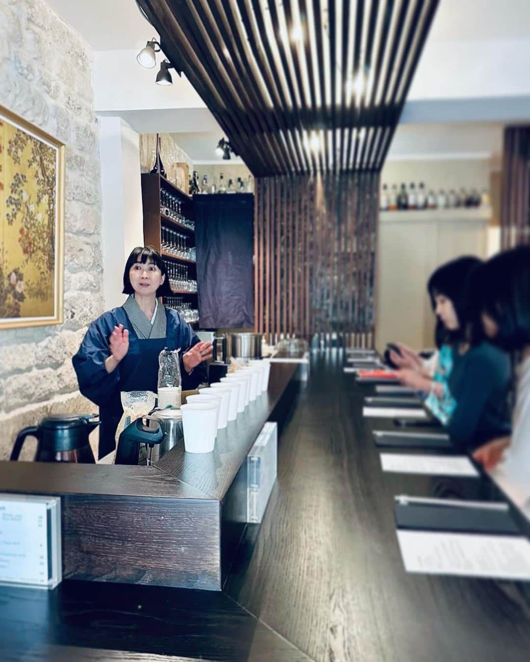 真藤舞衣子のインスタグラム：「PARISのSAGANさんにて発酵調味料作りワークショップで「レモンジンジャー麹」を作りました。 レモンや生姜は日本よりもオーガニックが手に入りやすいし、麹はPARISの「京子KIOKO」　@kioko_paris_opera ( 46 Rue des Petits Champs) でも売ってるので作りやすいと思います。  お肉やお魚はもちろん、お野菜になんでもマスタードの様な感覚で、ちょっと重いかなというお料理もレモンジンジャー麹でスッキリと食べられておいしい。 そして日持ちもするのでたくさん作って熟成感を愉しむのも。 ワークショップが終わった後はSAGANさんのお料理にこのレモンジンジャー麹を添えて。お料理もとてもおいしかったです。 お食後にはなんと　@tada_nakamura とコラボして作りました、発酵ボンボンショコラをPARIS初お披露目！ 向井酒造さんの伊根満開の酒粕を使ったボンボンショコラはまるでドライフルーツを練り込んだような味わいで口に入れて味わった時の酒粕本来のイメージを覆す、キュンとときめく味わいの仕上がってます。  みなさんとっても美味しい！と大好評で嬉しい限りです。  著書の　#発酵美人になりませう　も日本とフランス用とご購入くださったり、去年発売でしたがこんなに使える本はない！とまだまだ今年も売れていて嬉しいです。  今回お世話になりました、ご参加いただいたみなさま、SAGANのオーナーの近藤さん、そしてお手伝いしてくれたクリスちゃん、おかげで無事に開催することができました、ありがとうございます。  PARISでのワークショップ第１弾が終わり、少しホッとしてますがあと２回がんばります。  #レモンジンジャー麹 #SAGAN #マイマイPARIS #PARIS #米麹 #米糀　 #koji #fermentation」