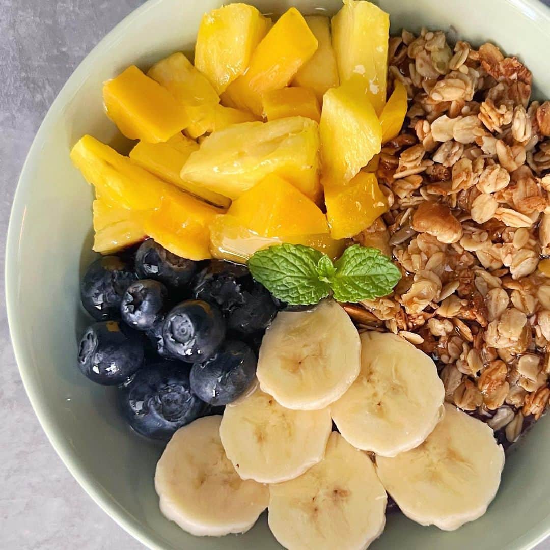 Rachien Smoothieのインスタグラム：「. . イチゴのシーズンが終わって、明日からメニューも夏仕様に変わります。　  ☑︎Tropical açaí bowl   ラチエンオリジナルのイチゴに代わって、パイナップル&マンゴーを載せたトロピカルボウルは夏の定番！」