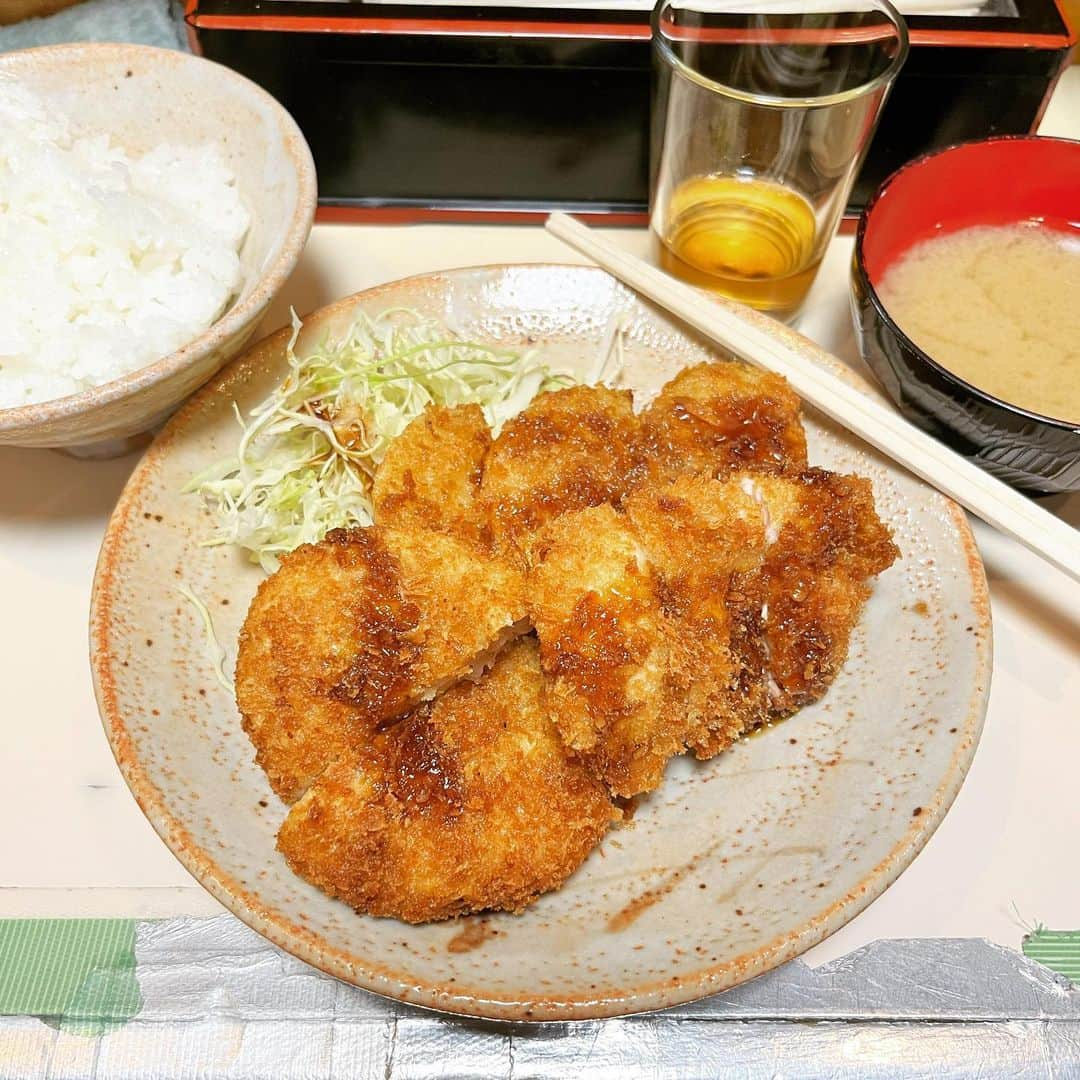 渡辺祐のインスタグラム：「渋谷「とりかつ チキン」 #とりかつ玉ねぎメンチ 茶色くて判別不能。さすがにちょいと上がりましたね。3品が  #900円 ちなみに道頓堀劇場の入場料は5,000円（ワタシはシニアなので4,000円）。 #入ってないけど」