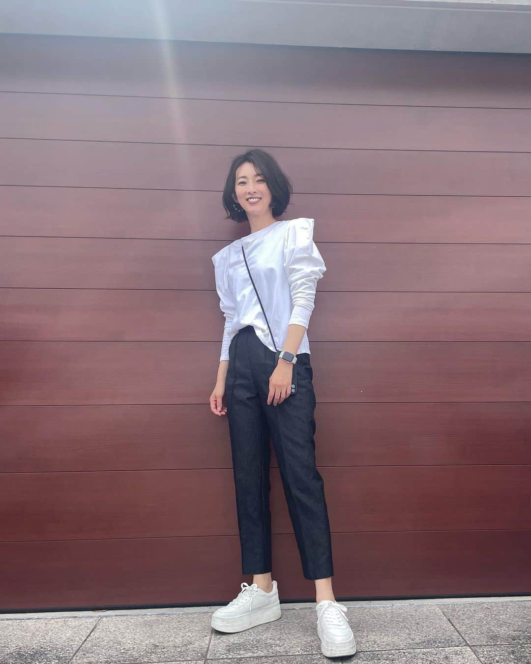 石井のり子のインスタグラム：「** 恒例の？娘カメラ📸  最近幼稚園に通い始めた娘。 私と離れるのが嫌で嫌で 毎朝泣きながら5時くらいに起きる…という日が続いているのですが、どうやら幼稚園の楽しさが少しわかり始めたようで、少し母安堵😮‍💨 私も慣れるとは解ってはいるものの、毎日どうやったら楽しく登園できるかな。早く馴染めたら良いな。とかいろいろプレッシャーやストレスがあったので😇  数年後には愛おしい日々だったと思えるんだろうな。  tops @cen.___jp  pants @anplegant  sneaker @zara  👧🏻に踏まれたり蹴られたりですぐ汚れる👟  #ママコーデ #着回しコーデ #zara #ザラ」