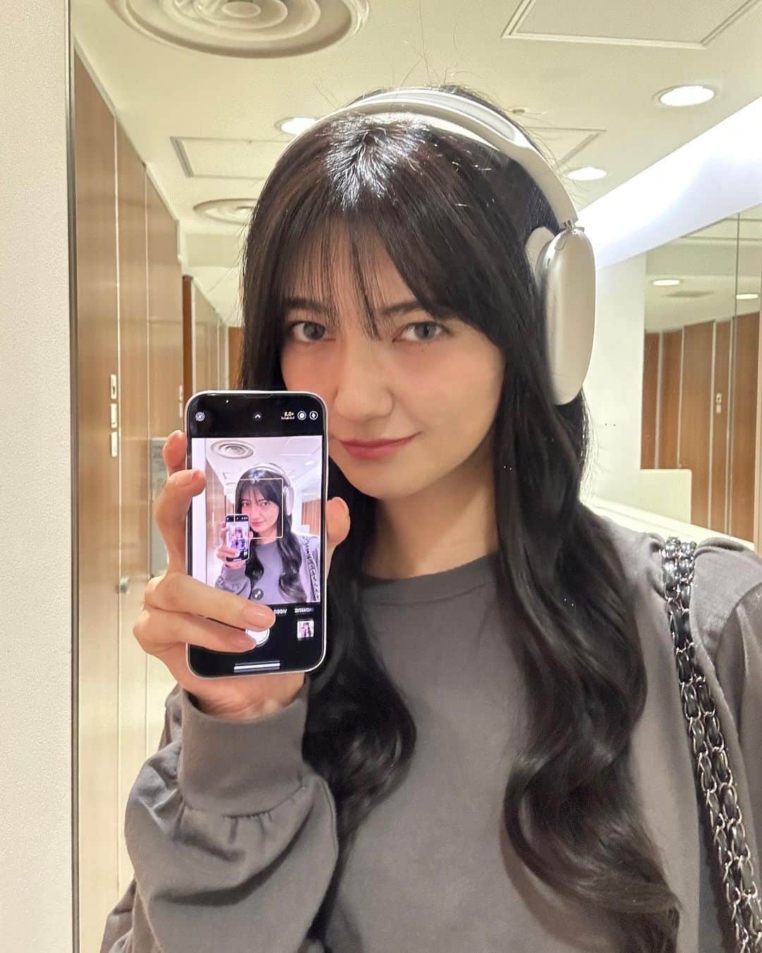のインスタグラム：「Got my long hair again😏」