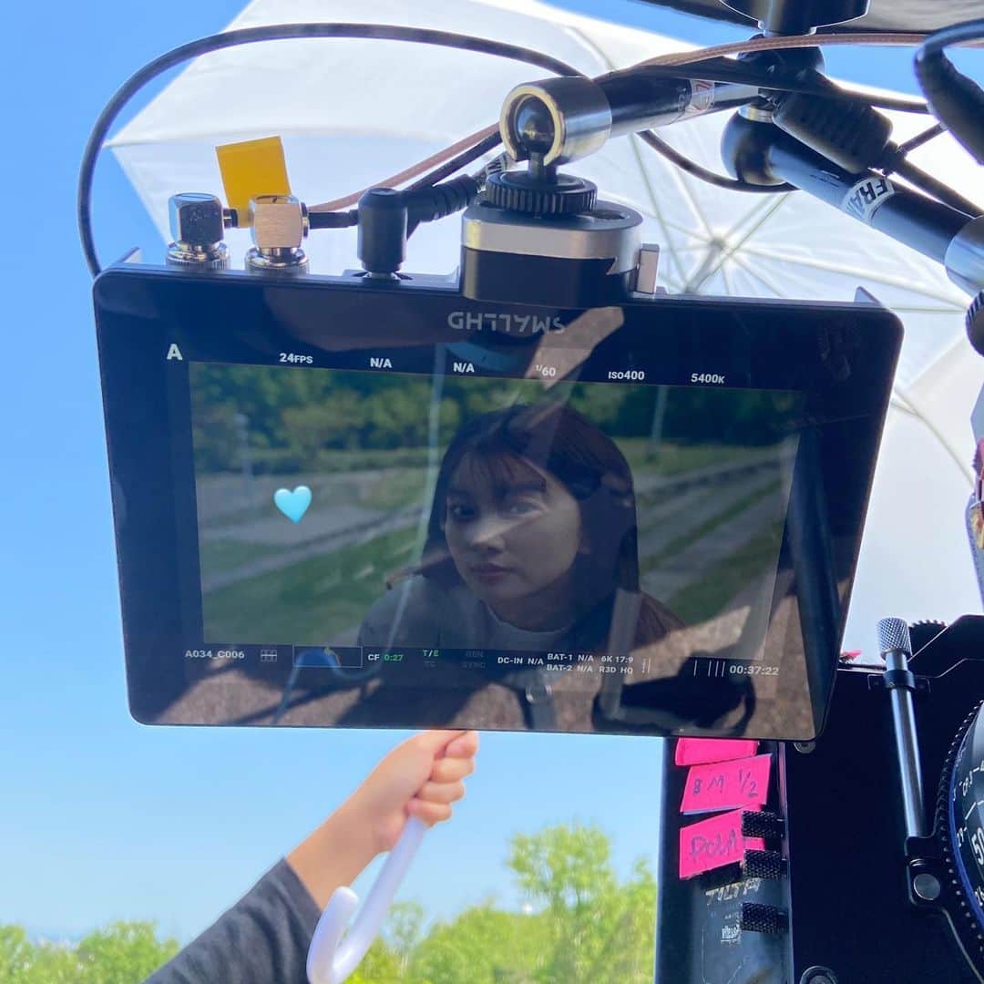 HITOMIのインスタグラム：「안녕하세요⚡️ 　 北海道もあと残り3日になりました~🩵🩷 　 早く友達に会いたいと思いつつ やっと北海道の自然と一体化して癒されてるこの頃なので 少し帰るのが寂しくなってきた😦 あとほんと毎日のようにアイスクリーム食べてる🍦笑 残り撮影は2日間! 気を抜かず張り切ってがんばろ~~ 最後は完全にカメラ借りて📴shot撮りました #北海道 #札幌」