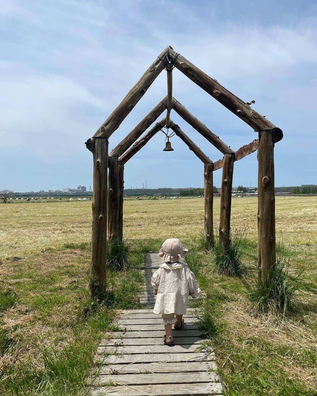 山田如凜のインスタグラム：「ㅤㅤㅤㅤㅤㅤㅤㅤㅤㅤㅤㅤㅤ 私も羽茉も初めての牧場🐄𓇳 ㅤㅤㅤㅤㅤㅤㅤㅤㅤㅤㅤㅤㅤ ㅤㅤㅤㅤㅤㅤㅤㅤㅤㅤㅤㅤㅤ お天気もよくて のどかで気持ちよかった ~ ❁ ㅤㅤㅤㅤㅤㅤㅤㅤㅤㅤㅤㅤㅤ お友達家族と行ったんだけど子供たちが餌あげるの 怖がってたけどヤギは大丈夫だったみたい（笑） ㅤㅤㅤㅤㅤㅤㅤㅤㅤㅤㅤㅤㅤ アイスクリーム🍨も食べたけど 濃厚で美味しかった𓂃♡ ㅤㅤㅤㅤㅤㅤㅤㅤㅤㅤㅤㅤㅤ ㅤㅤㅤㅤㅤㅤㅤㅤㅤㅤㅤㅤㅤ  #金沢旅行 #金沢観光 #ホリ牧場 #1歳 #1歳女の子 #女の子ママ #女の子ベビー #女の子コーデ  ㅤㅤㅤㅤㅤㅤㅤㅤㅤㅤㅤㅤㅤ」