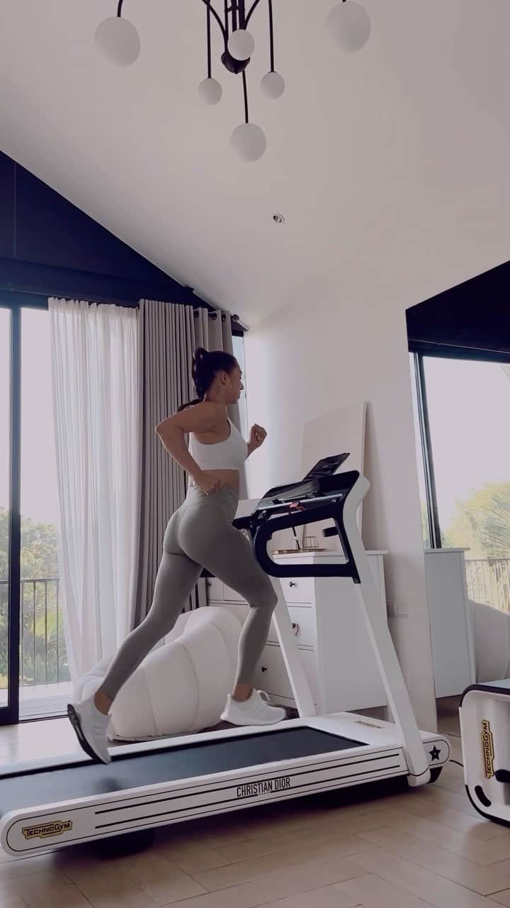 Jennifer Bachdimのインスタグラム：「Stop SCROLLING , Start MOVING 💪🏽   #MoveForThePlanet #createdwithadidas」