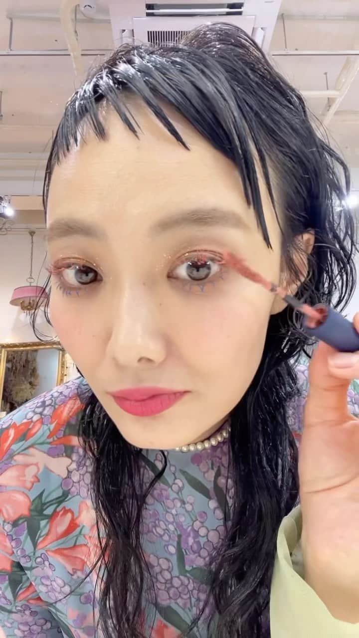 田中真奈美のインスタグラム：「@didion_beauty  のアイテムを使ってのアイメイク💓 . 新しい発売されたばかりのトーンカラーマスカラの01LoveFoolを上まつ毛に✨フラミンゴカラー💓 02MorningGloryを下まつ毛に✨爽やかなブルー💙 キラキラなグリッターは01Eternal Reflection💎 . 上まつ毛のフラミンゴカラーがグリッターとの相性が良い気がしてます💓夏メイクはこの組み合わせかな〜🥰🎶 . . . #switchmanami  #福岡ママ  #福岡美容室」