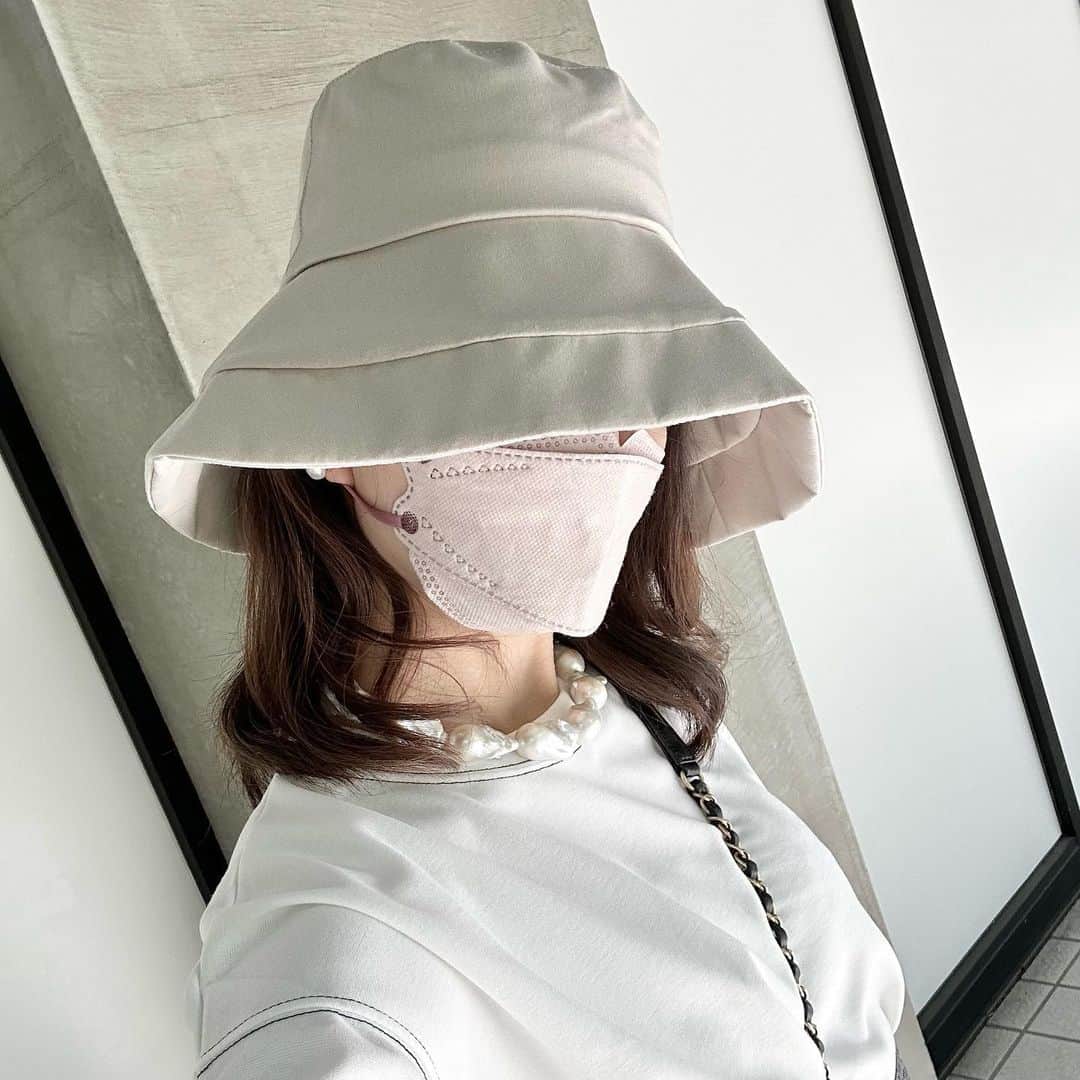 Ayakaのインスタグラム：「信じられないくらい日焼けするので 欠かせない帽子＆マスク＆日焼け止め😭 * ハットミッケの帽子は 死角無しの広〜いツバで 紫外線対策ばっちり。 （折り曲げてもいいくらい長い） * もちろん遮光率も100%。 * かぶったシルエットや 高級感のある ツルツルサラサラ？した ハリのある生地が とてもエレガントで素敵すぎる。 * 内側も接触冷感で さらっと気持ちよく、 髪がべたべたしない🙆‍♀️ * あごひもや調整テープがついてて 子供とお出かけの時にも 取れてしまう心配なく安心。 * ハリのある生地だけど、コンパクトにたためるのも魅力。 わたしはさっとたたんでエコバッグにいれることが多いけど 裏返してゴムでくるっと固定するともっとコンパクトに😍 * お買い物マラソンで半額になって 2,400円くらい🙌 届くとわかるけど 実物はとてもプチプラに見えない😍 * #紫外線対策 #紫外線対策グッズ #完全遮光 #日焼け対策 #ブリムハット #ママコーデプチプラ #ハットミッケ #楽天ROOMに載せてます」