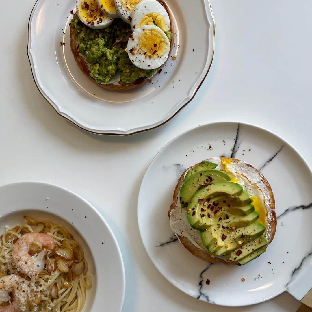 ぺ・ユンギョンのインスタグラム：「집에서 이것저것..👩🏻‍🍳🥑🍳 생각보다 너어무 맛있는 오이토스트🥒💚」