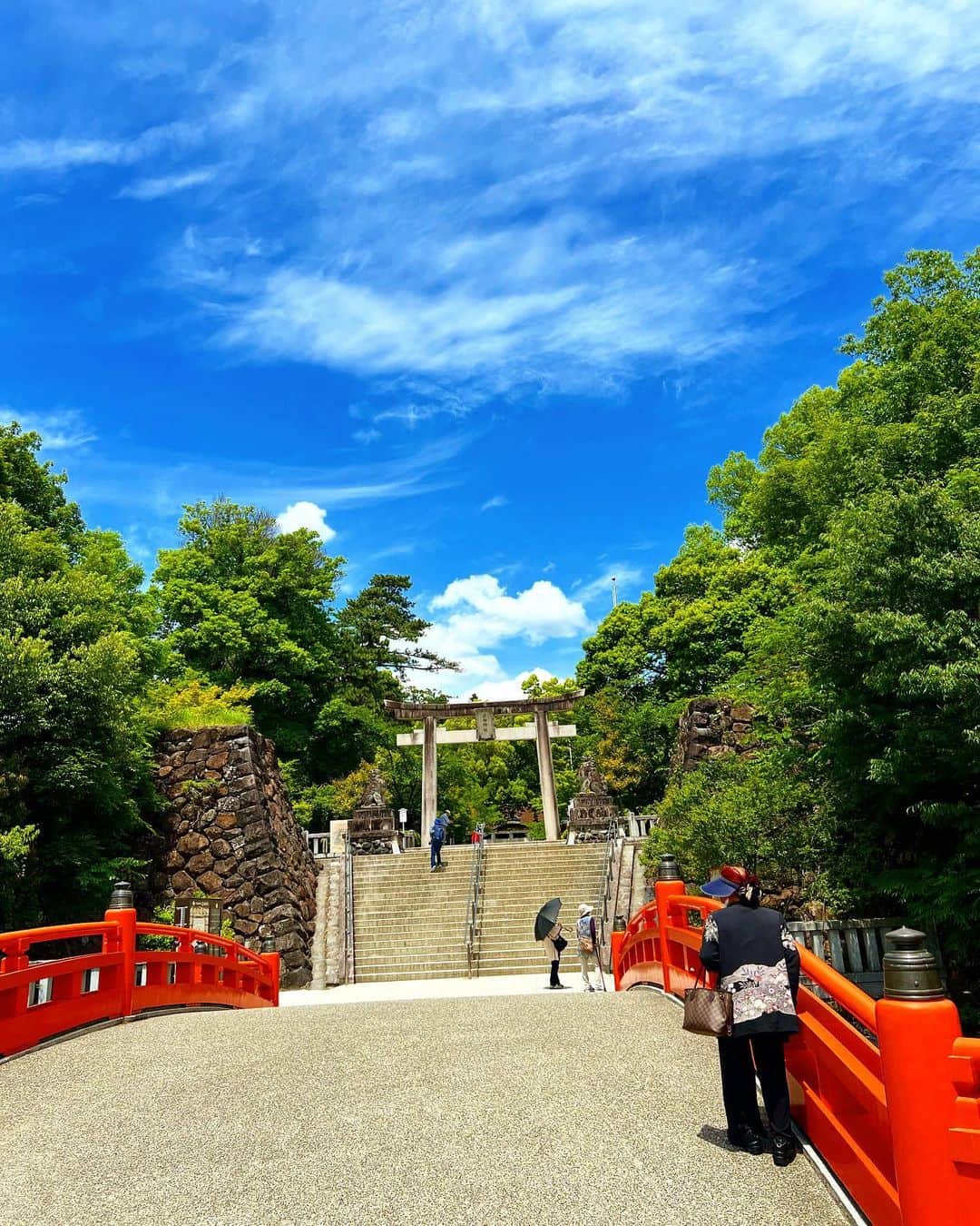 黒田啓蔵さんのインスタグラム写真 - (黒田啓蔵Instagram)「お疲れ様です。 今日もいい天気ですねー😊 本日、甲府に来ております。 二度目の武田神社。 清らかな空気が、流れておりまーす。 素敵な場所です。😊😃 #山梨 #甲府 #武田神社 #お仕事  #いい天気 #気持ちいい」5月25日 16時31分 - kurodakeizo