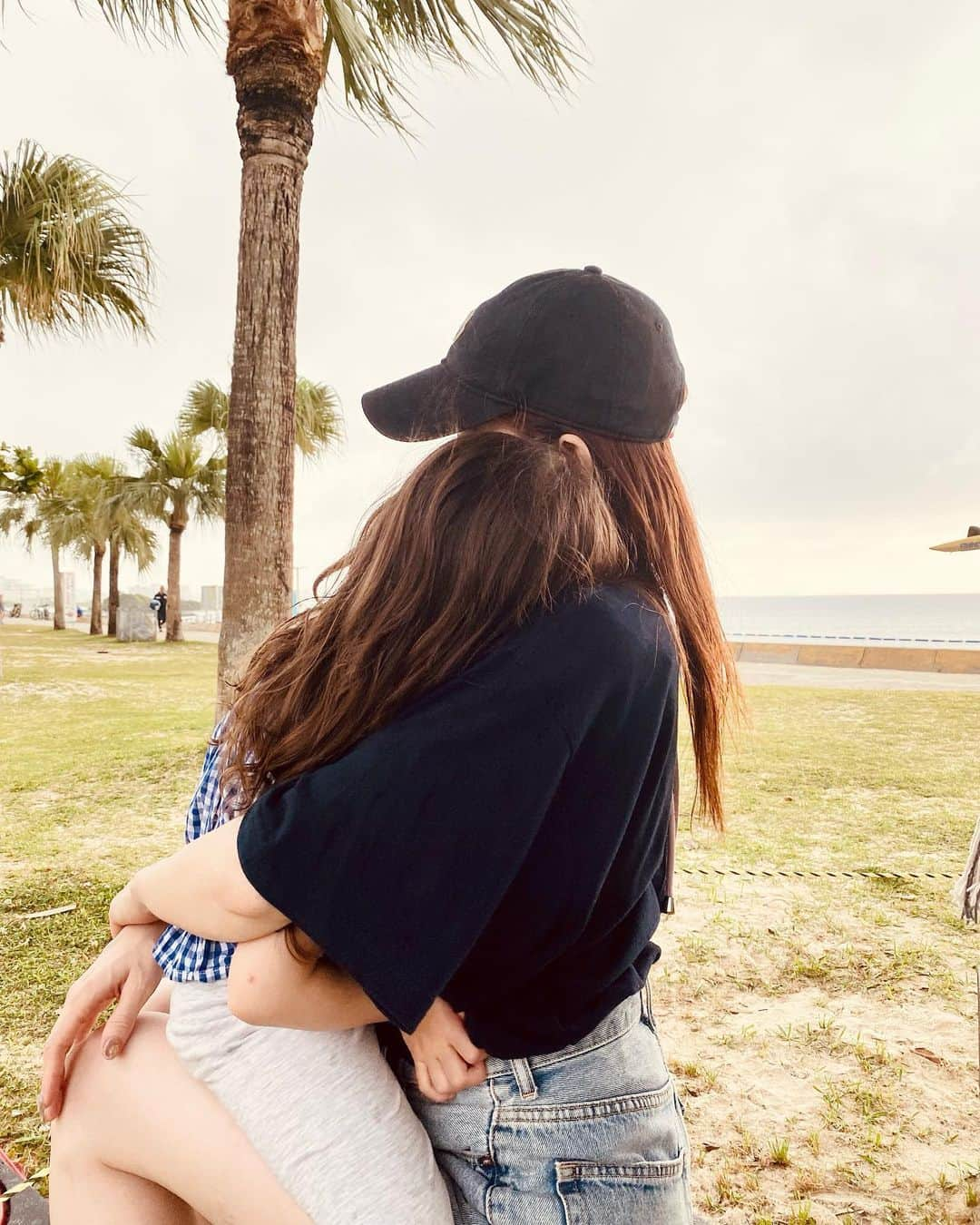 守谷香里のインスタグラム：「ブルーシール食べたあとは皆でbeachへ🏖  @arapanacafe こちらが美味しすぎて カフェラテ飲んだら次は酵素ジュース買いに戻り その次はまたホットサンド買いに戻るという🥺笑  終始食いしん坊の私です🥺  あ、可愛いシェル🐚のアクセサリーとかもあって そちらもかいました🤭🩷🫧🩵🪼」