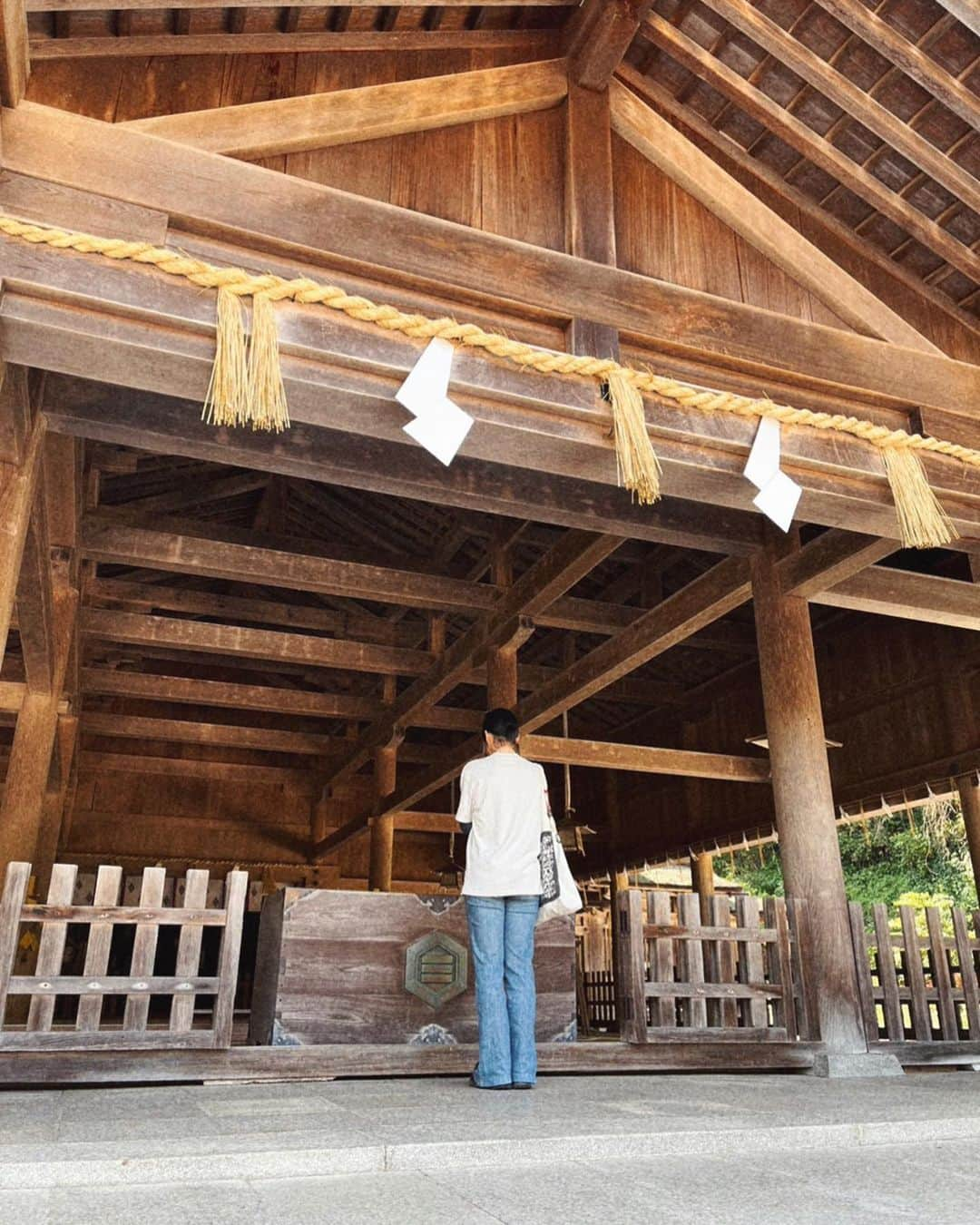 クレイトン愛さんのインスタグラム写真 - (クレイトン愛Instagram)「出雲旅まとめ✈️💙 今回の旅は、自然と神社を巡る旅でした☺️ (なぜか急にハマった古事記や日本歴史の勉強のお陰で、出雲がより面白く感じた🫣📚) ・ ②⑧宿泊先は、松江市宍道ふるさと森林公園のコテージを借りました🌳地元の食材をスーパーで調達して、コテージで作って食べるのも楽しかったな〜🥰夜の星空も綺麗だし、次来るときも必ずここに泊まりたい！⛰ ・ ③いつか行ってみたいな〜と思ってた出雲大社は、想像以上にご立派で圧巻。 休日は混んでるから、個人的に早朝がおすすめです🙏🌅 ・ ⑥ 足湯も楽しめる超〜ローカルな温泉、出雲湯村温泉「元湯 漆仁の湯」もいい湯でした♨︎ ・ ⑦龍頭が滝は、滝壺の後ろまで入れて感動的だった💧✨ プチハイキングも楽しめるので、自然を楽しみたいという方は是非☺️ ・ ⑨穴道湖で見た夕陽も忘れられない…🥺広い空とどごでも続く湖が本当に綺麗。出雲日御碕灯台からの夕陽も遮るものがないのでおすすめです🌅🧡 ・ ・ はじめての島根、広大な大地と空がすごく心地よくて、 大好きな場所になりました🗾💛 ・ ・ ・ #あいメイク #メイク #コスメ #ビューティー #ミネラルコスメ #ファッション  #旅行 #旅 #旅スタグラム  #出雲 #出雲大社 #島根 #makeup #cosmetics #beauty #fashion #photography」5月25日 16時34分 - clayton_ai