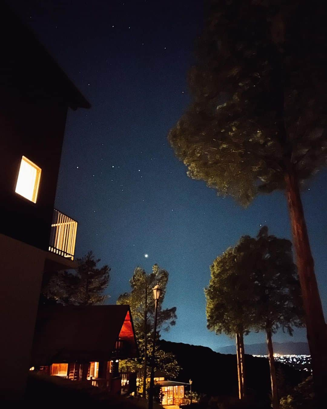 クレイトン愛さんのインスタグラム写真 - (クレイトン愛Instagram)「出雲旅まとめ✈️💙 今回の旅は、自然と神社を巡る旅でした☺️ (なぜか急にハマった古事記や日本歴史の勉強のお陰で、出雲がより面白く感じた🫣📚) ・ ②⑧宿泊先は、松江市宍道ふるさと森林公園のコテージを借りました🌳地元の食材をスーパーで調達して、コテージで作って食べるのも楽しかったな〜🥰夜の星空も綺麗だし、次来るときも必ずここに泊まりたい！⛰ ・ ③いつか行ってみたいな〜と思ってた出雲大社は、想像以上にご立派で圧巻。 休日は混んでるから、個人的に早朝がおすすめです🙏🌅 ・ ⑥ 足湯も楽しめる超〜ローカルな温泉、出雲湯村温泉「元湯 漆仁の湯」もいい湯でした♨︎ ・ ⑦龍頭が滝は、滝壺の後ろまで入れて感動的だった💧✨ プチハイキングも楽しめるので、自然を楽しみたいという方は是非☺️ ・ ⑨穴道湖で見た夕陽も忘れられない…🥺広い空とどごでも続く湖が本当に綺麗。出雲日御碕灯台からの夕陽も遮るものがないのでおすすめです🌅🧡 ・ ・ はじめての島根、広大な大地と空がすごく心地よくて、 大好きな場所になりました🗾💛 ・ ・ ・ #あいメイク #メイク #コスメ #ビューティー #ミネラルコスメ #ファッション  #旅行 #旅 #旅スタグラム  #出雲 #出雲大社 #島根 #makeup #cosmetics #beauty #fashion #photography」5月25日 16時34分 - clayton_ai